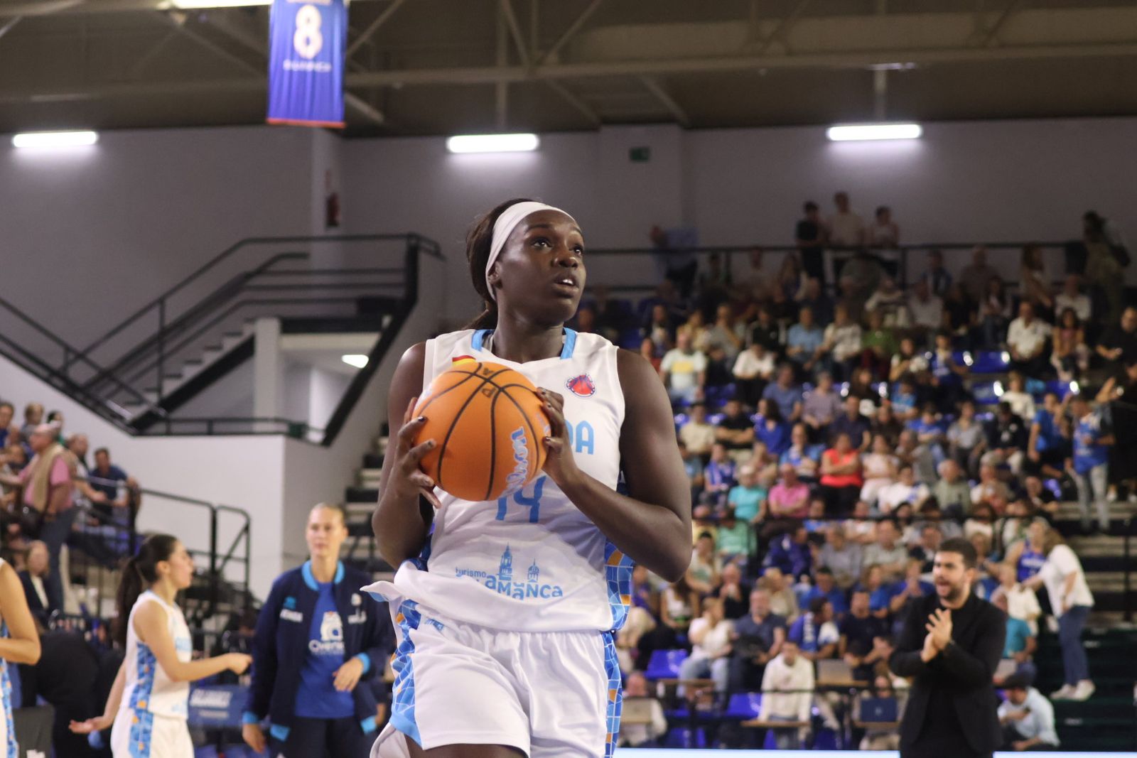 Perfumerías Avenida - Nyon Basket