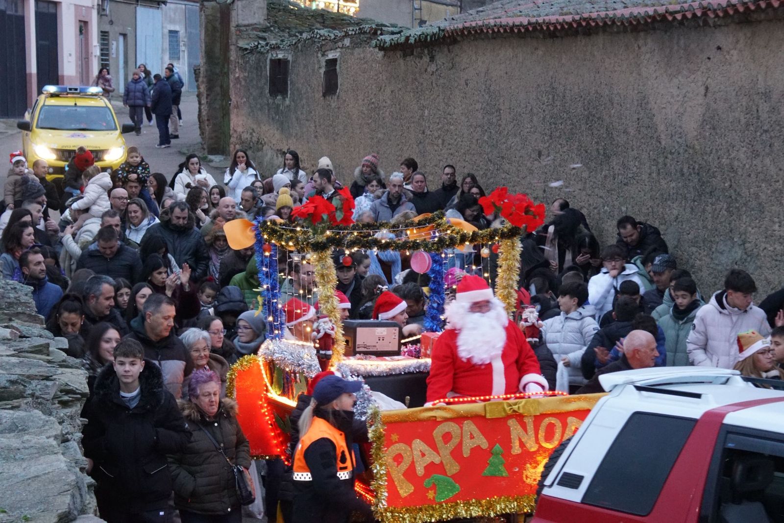 Papá Noel recorre las calles de Alba de Tormes y entrega regalos a los niños