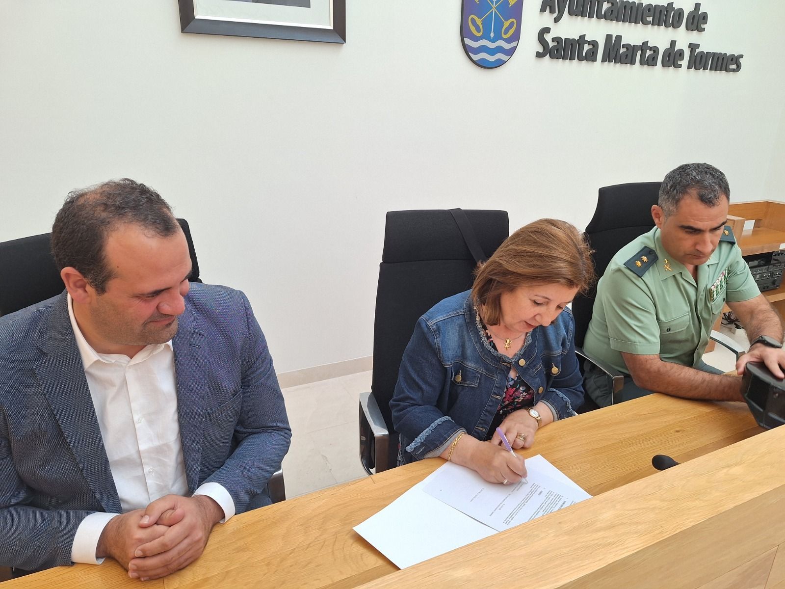 Renovación del protocolo vioGÉN en el Ayuntamiento de Santa Marta de Tormes. Foto Ayto. Santa Marta Renovación del protocolo vioGÉN en el Ayuntamiento de Santa Marta de Tormes. Foto Ayto. Santa Marta