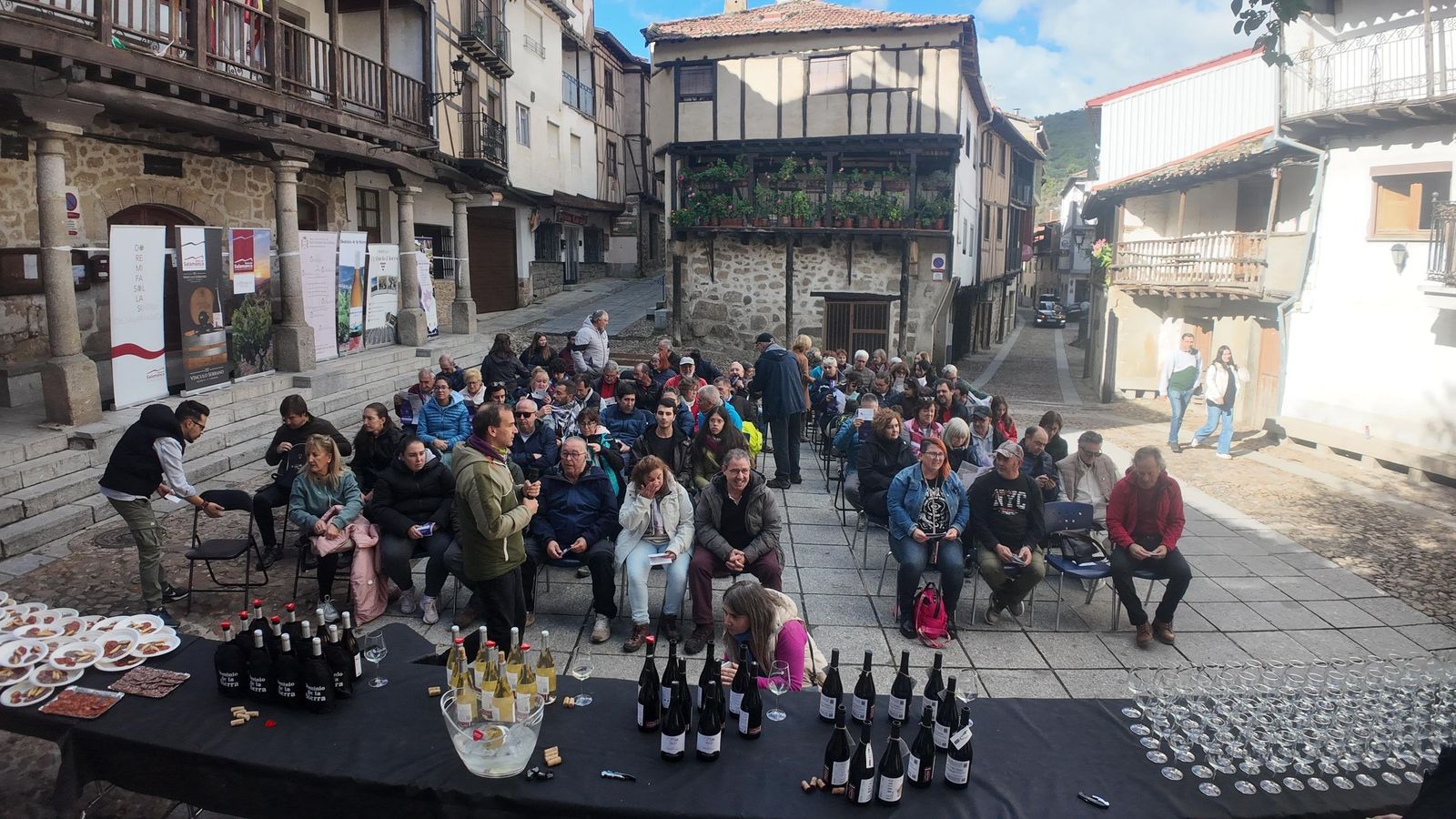 Más de 100 personas participan en “Catando un territorio” con catas gratuitas, ruta teatralizada y una visita al centro de interpretación del aceite