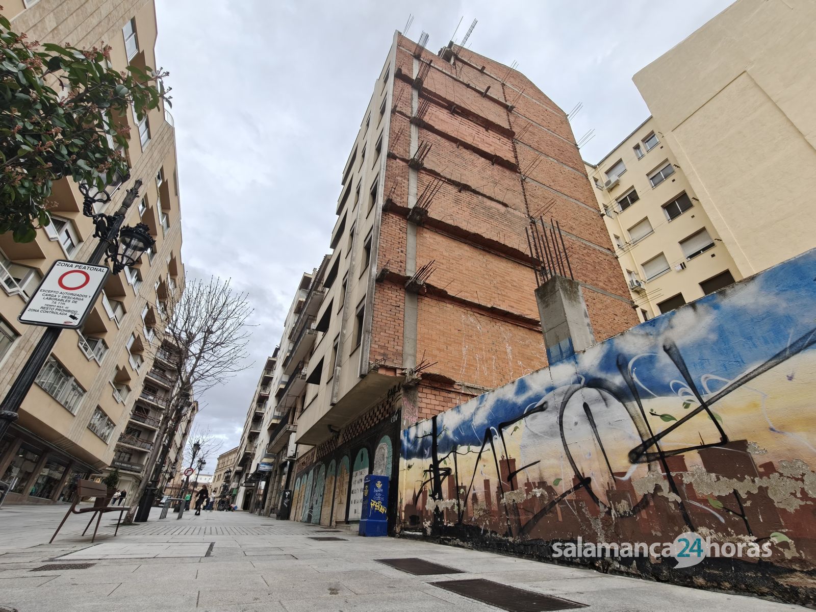 Edificio sin terminar en la calle José Jáuregui. Archivo. S24H.