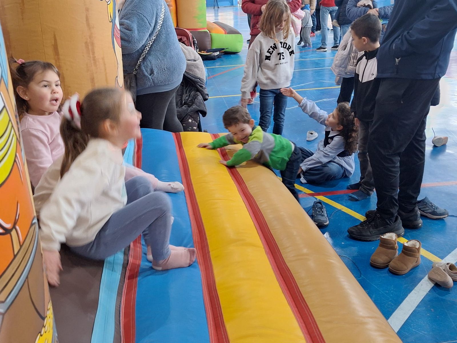 Hinchables, mercadillo y visita de papa Noel en Villamayor (11).jpeg