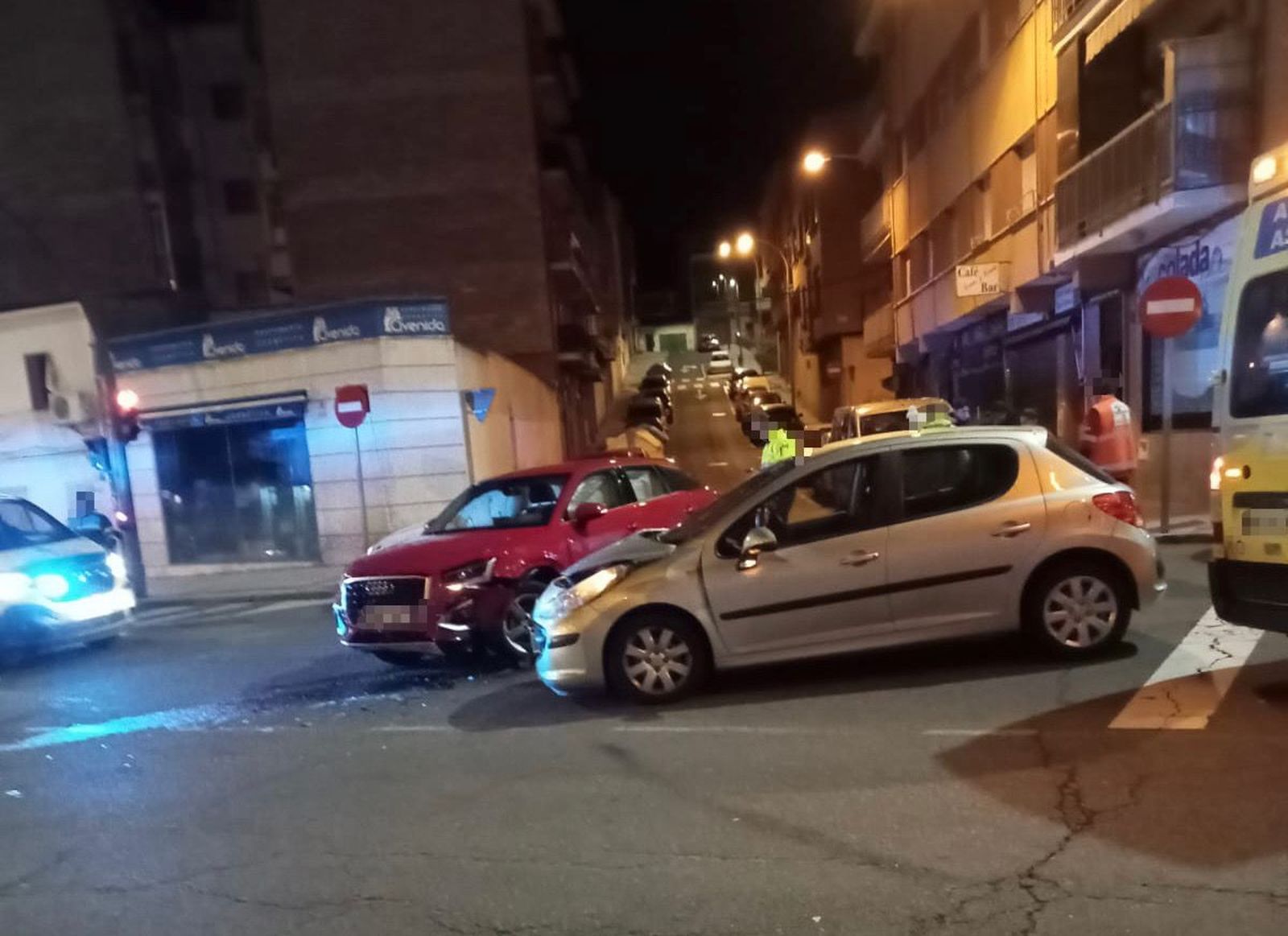 Aparatoso choque entre dos turismos en la carretera de Ledesma