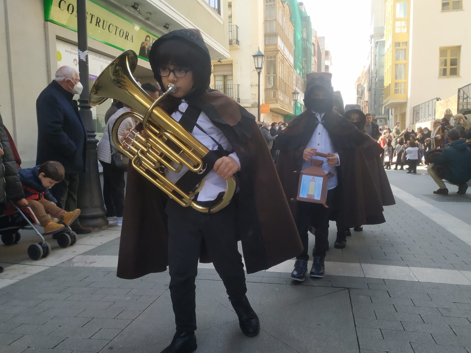 los-escolares-de-la-medalla-milagrosa-sacan-la-semana-santa-a-la-calle-21