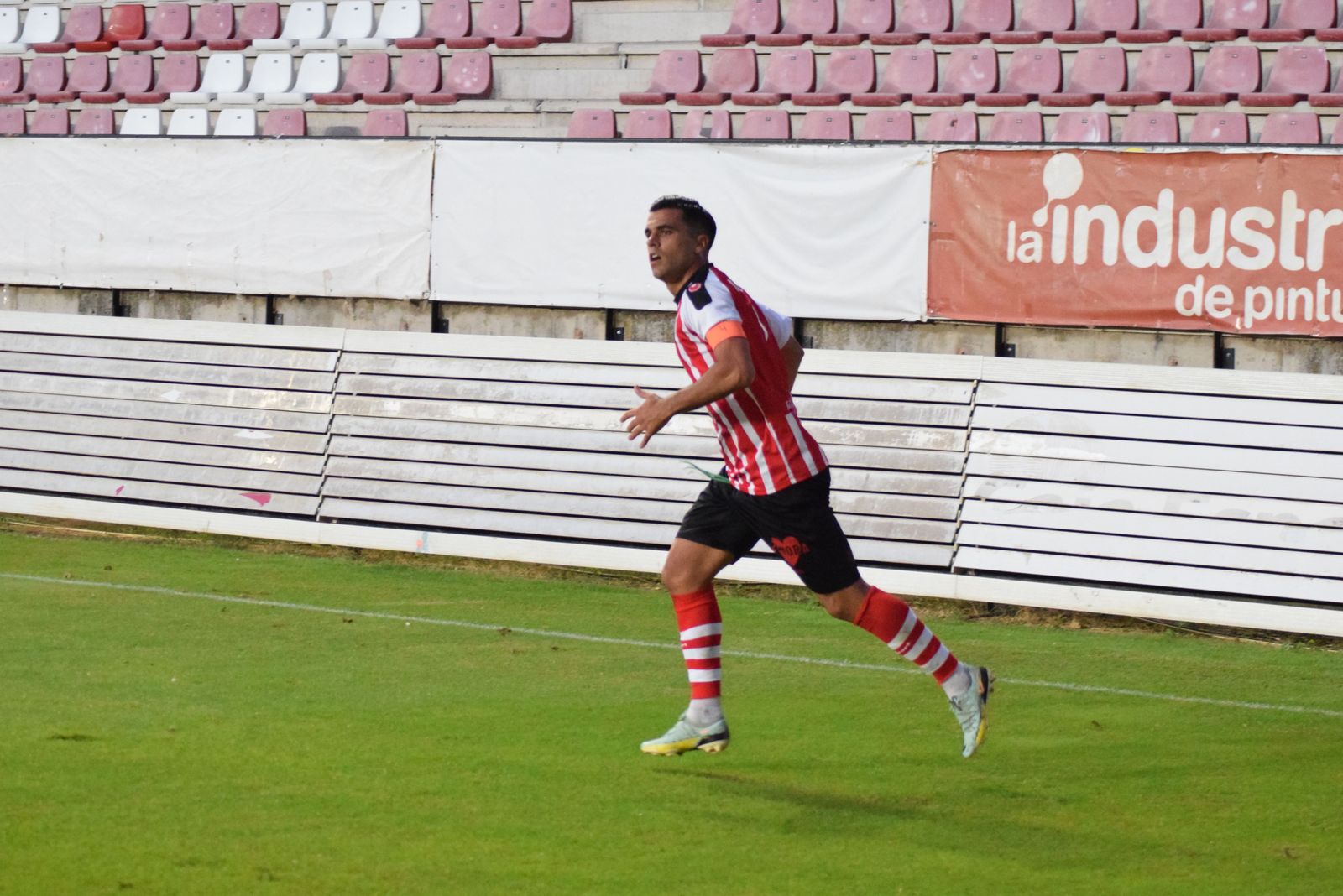 Dani Hernández en una acción del partido.Archivo