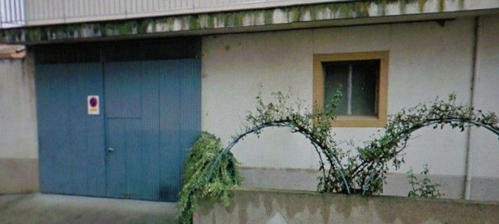 Arden dos coches y dos motos en un garaje de Alba de Tormes