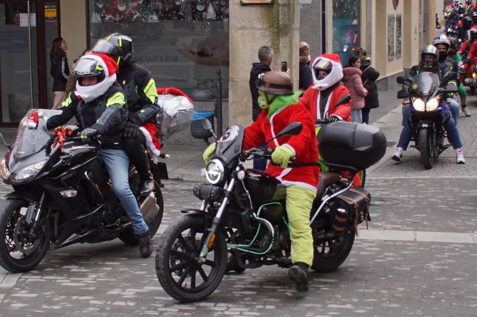 Alba de Tormes se despierta con el ruido de la 'Papanoelada motera' presidida por Papá Noel