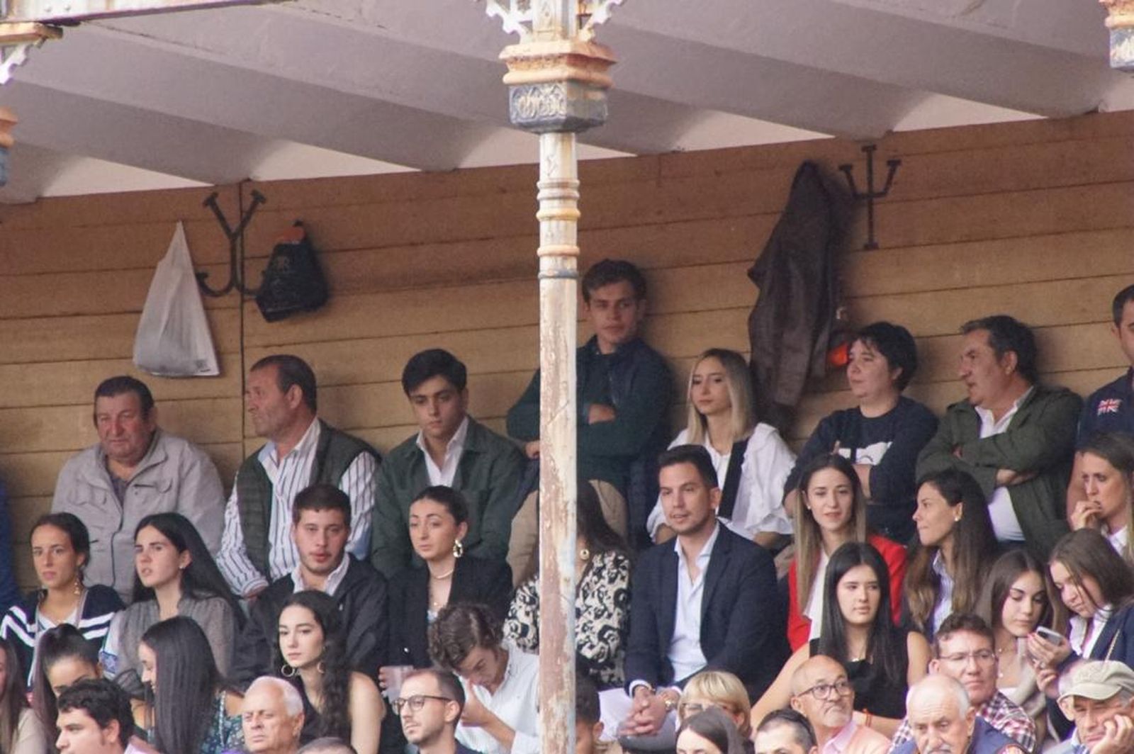 tendidos-de-la-glorieta-durante-la-corrida-de-garcia-y-olga-jimenez-48