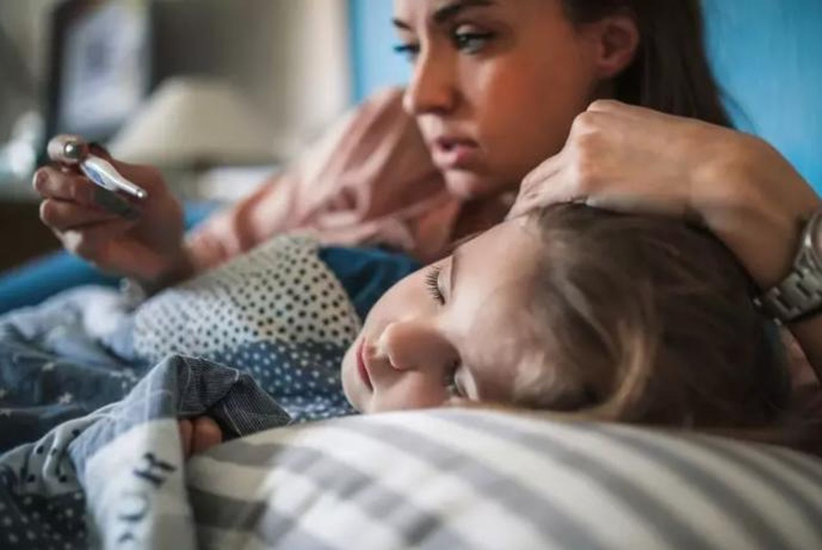 Mujer cuidando de un niño enfermo | Foto: Infosalus