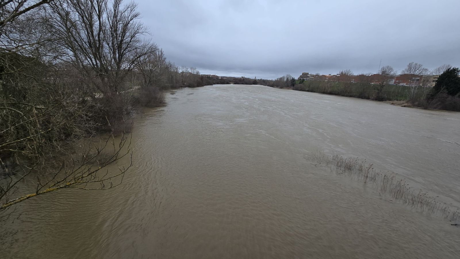 Crecida del rio Tormes a su paso por la Fontana