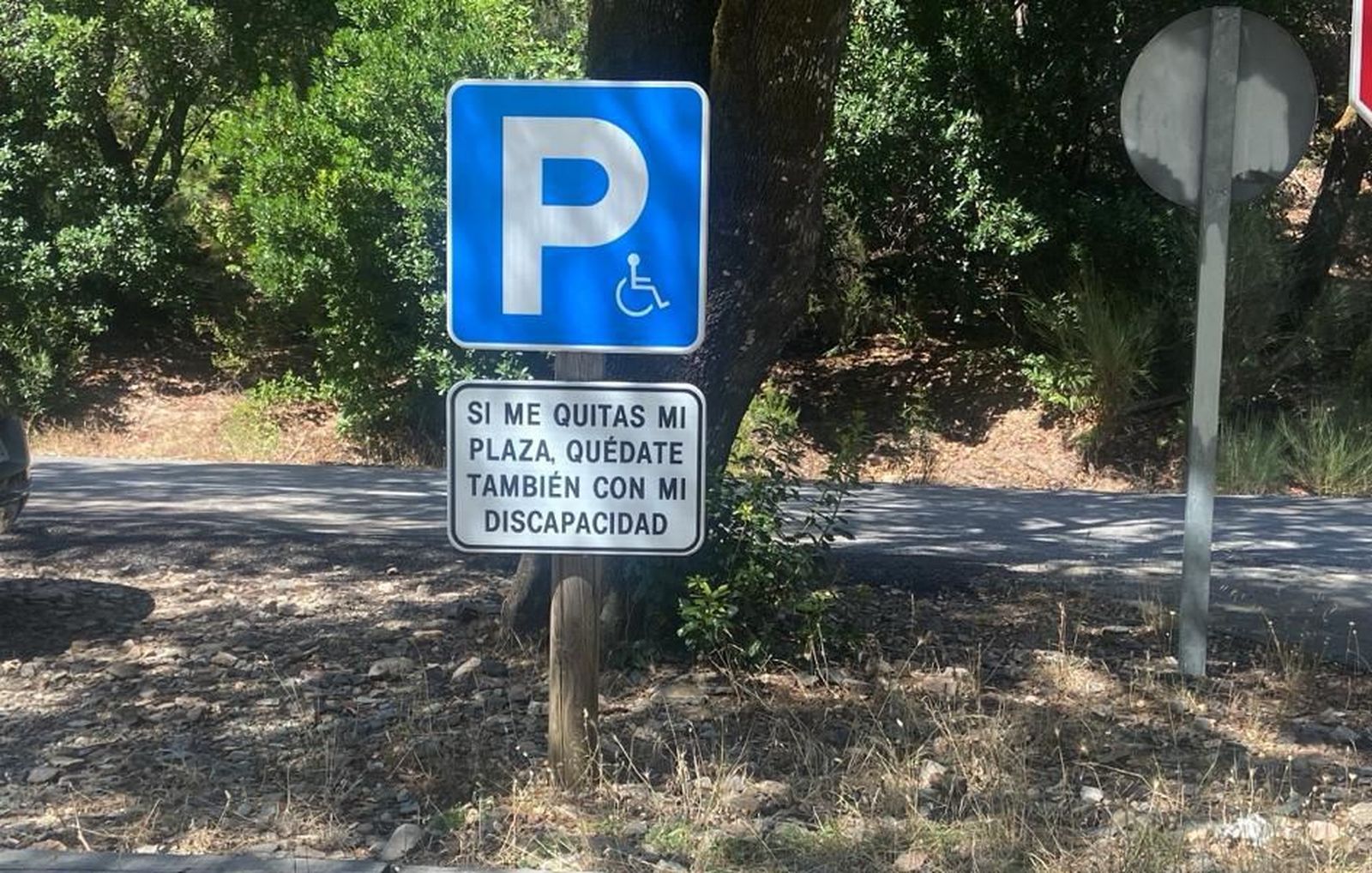 Señales de aparcamiento para minusválidos ubicada en Las Batuecas
