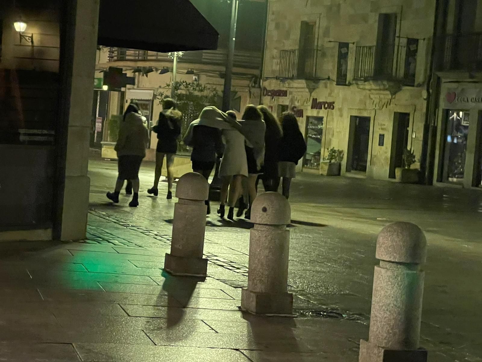 Jóvenes caminando por la calle de Zamora