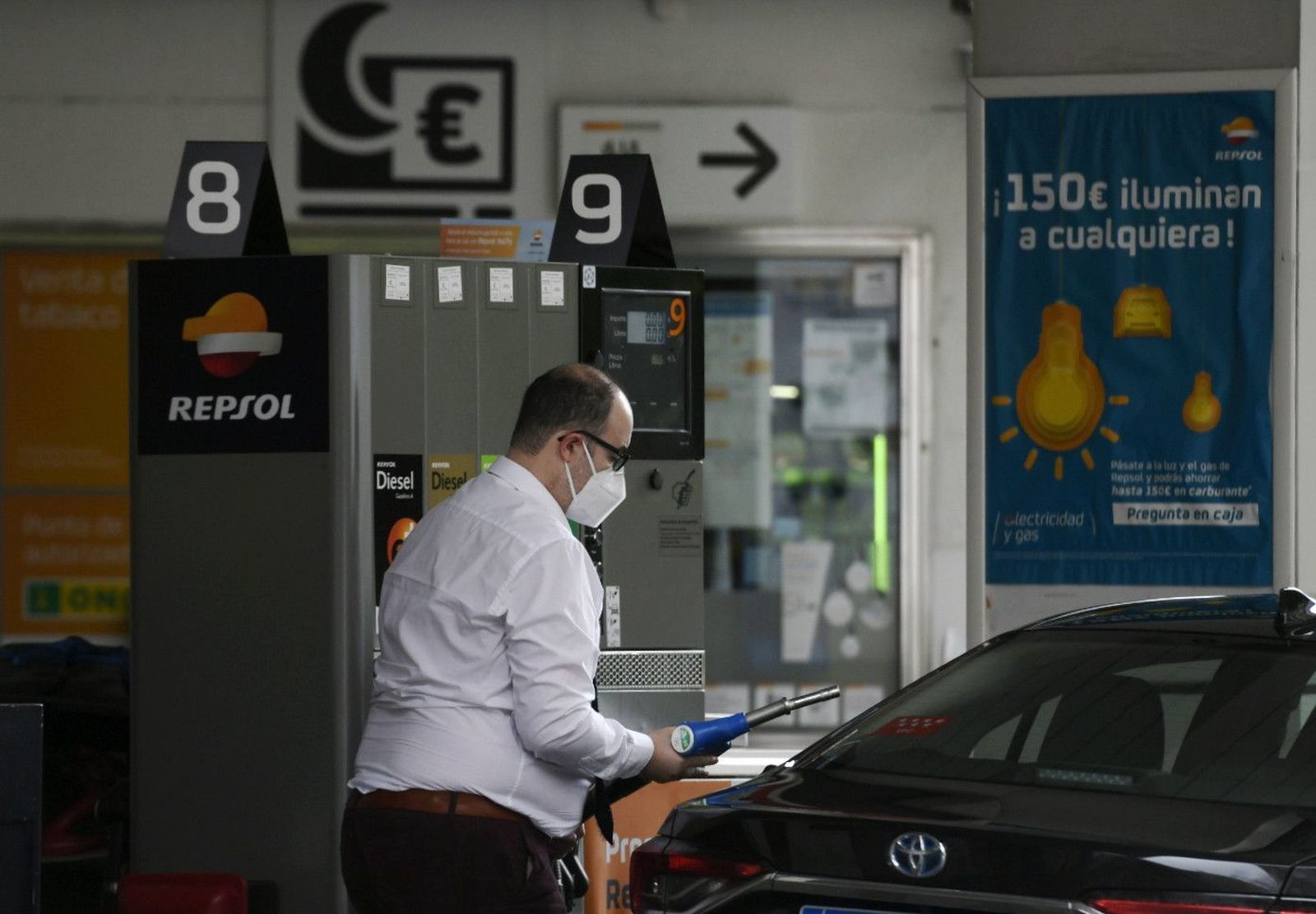 El Gobierno elevará los impuestos de la gasolina y del diésel y creará un tributo por el uso del coche