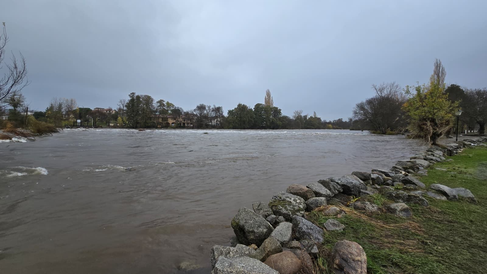 El río Tormes desbordado a su paso por El Puentes del Congosto tras el paso de la borrasca Claudia
