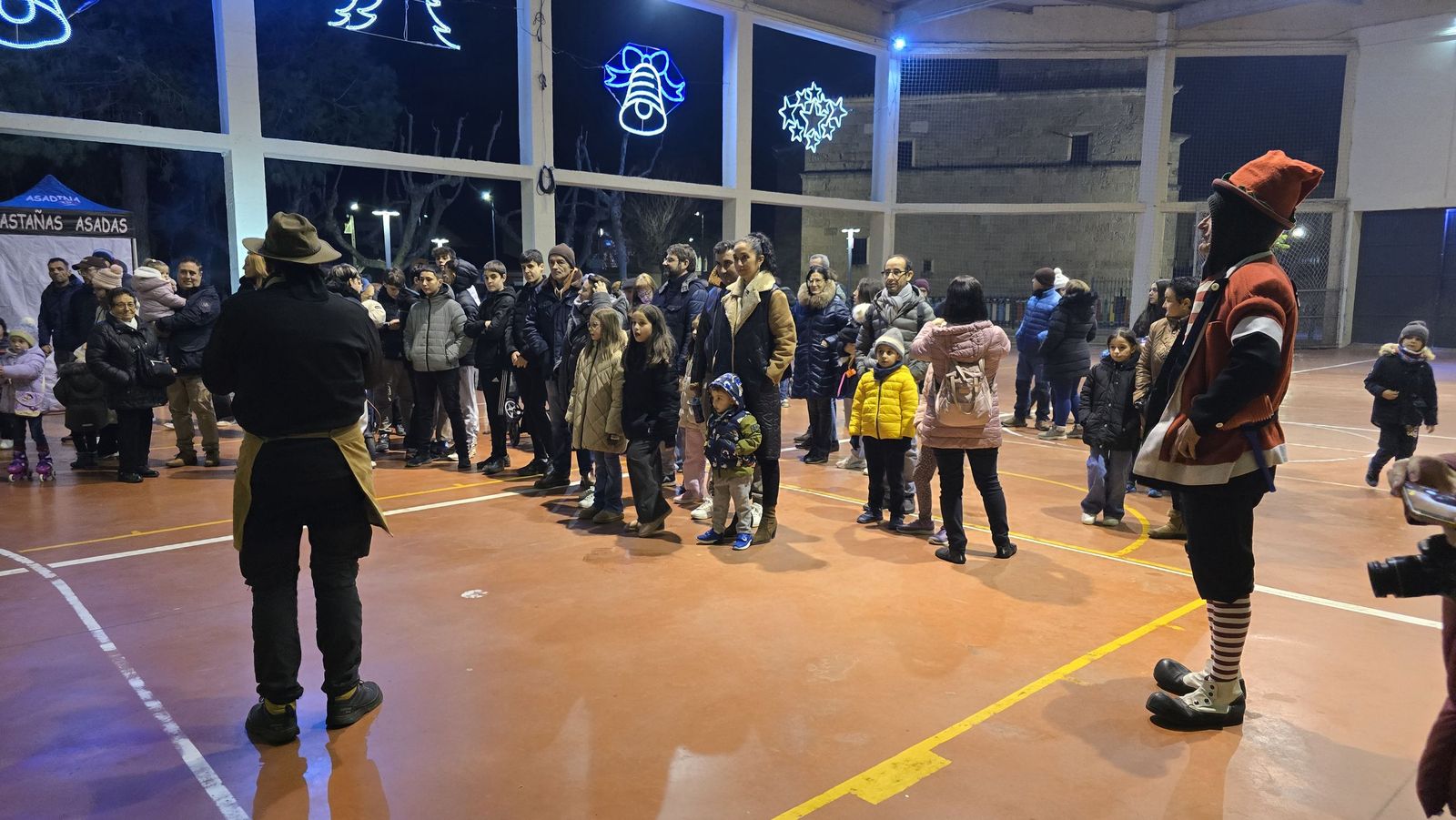 Castañada popular acompañada de un bonito espectáculo circense en Castellanos de Moriscos