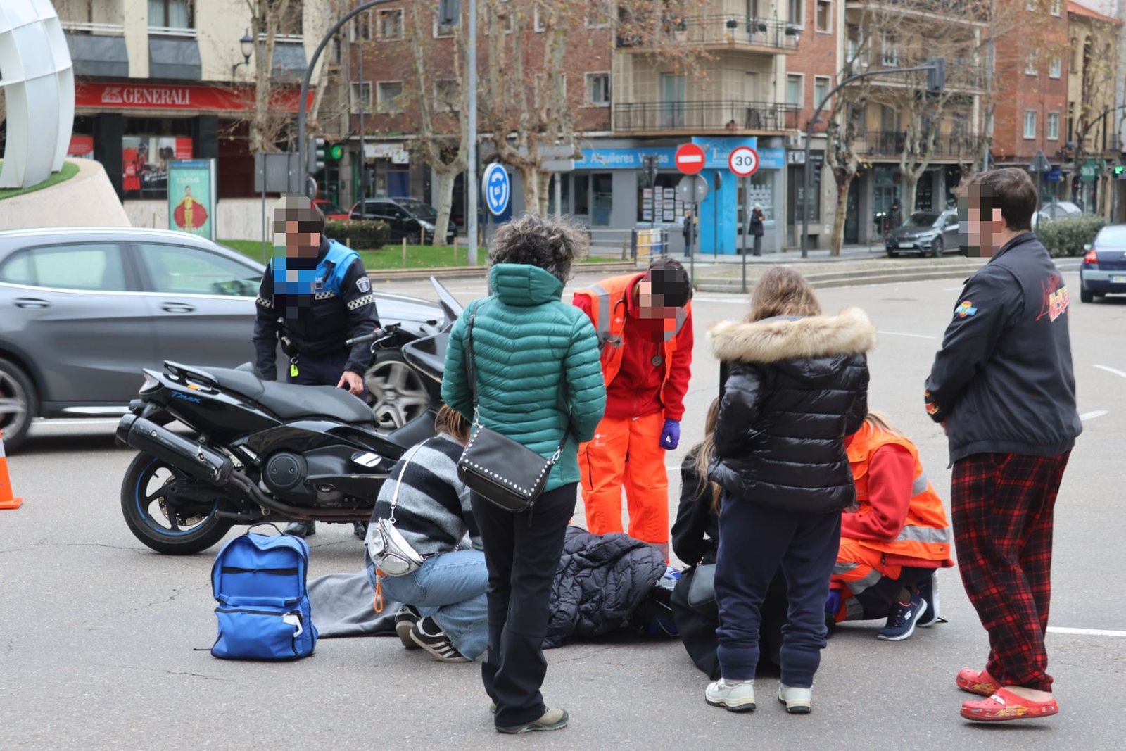 Un motorista herido en la rotonda de la UDS