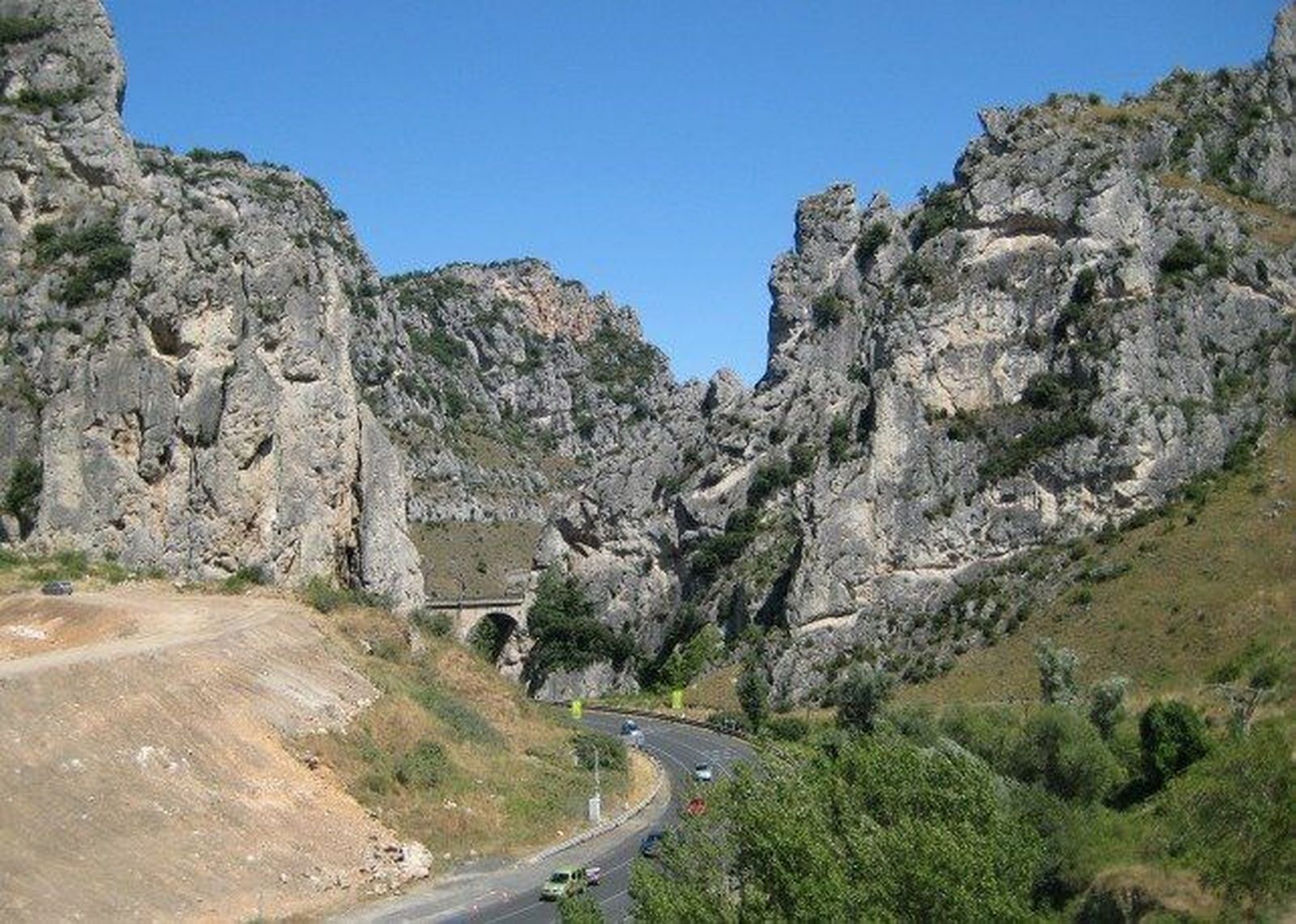 Acuerdo en las Cortes para desviar camiones de la N-1 a la AP-1