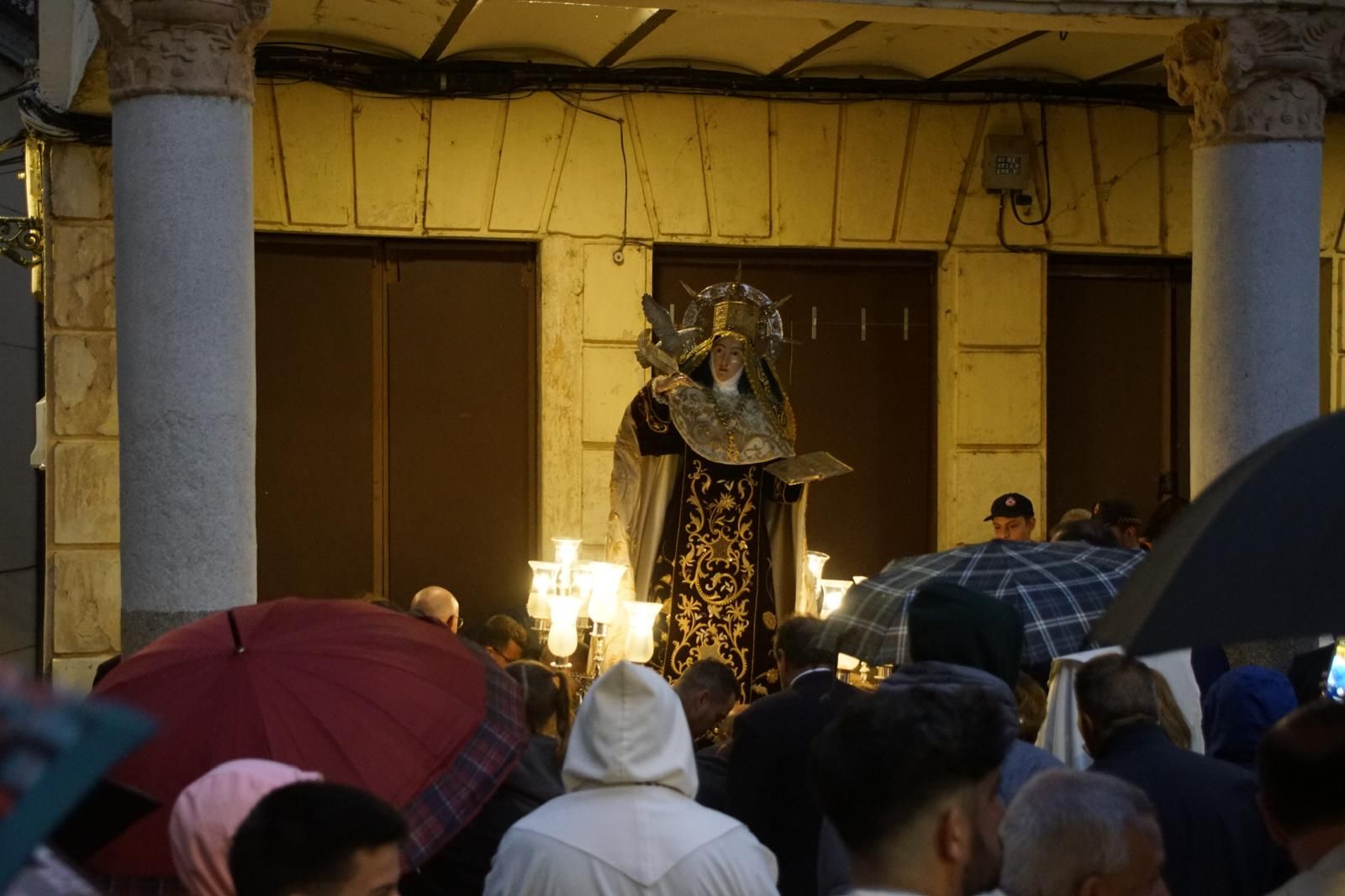 Santa Teresa se despide de los albenses bajo la lluvia