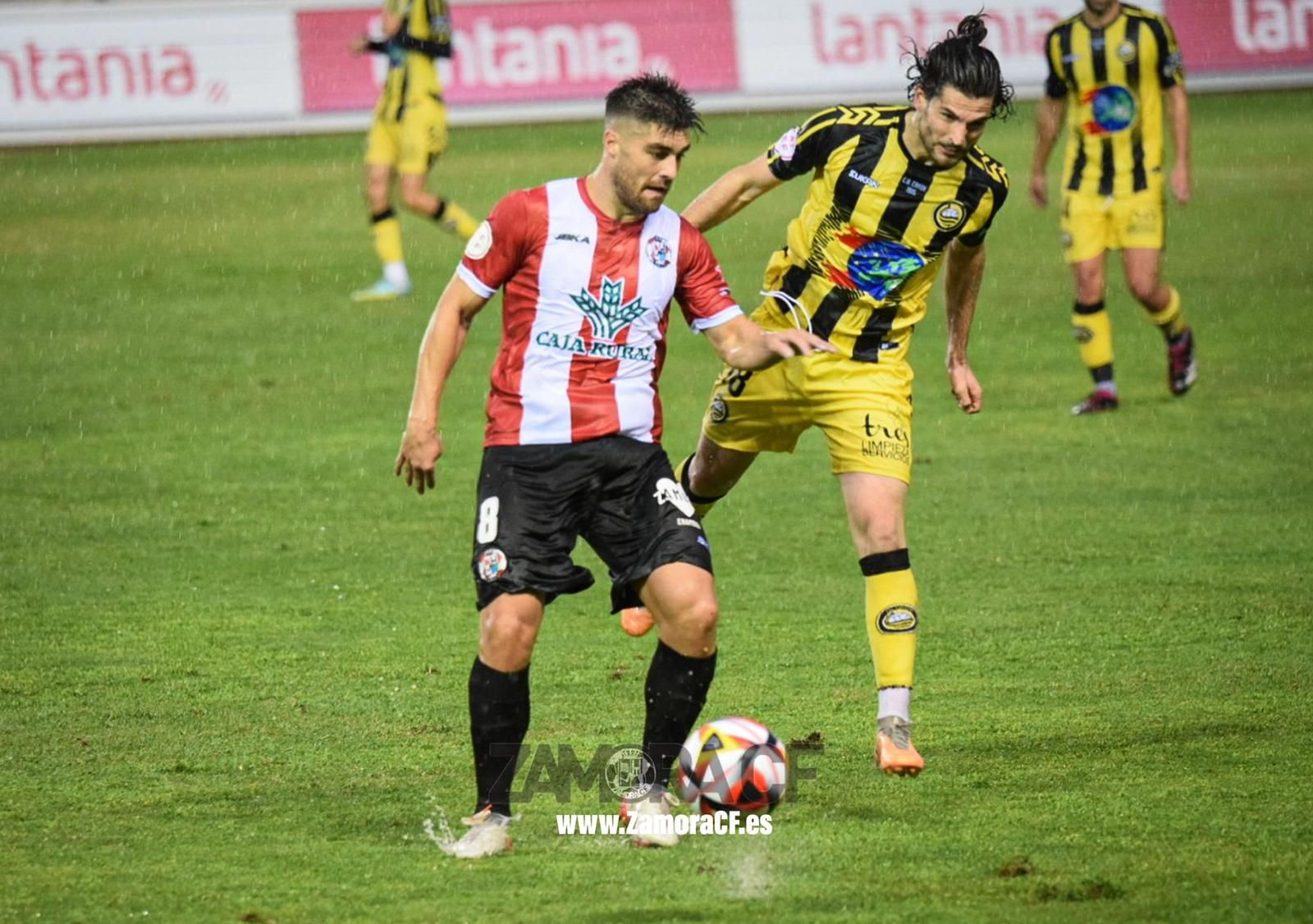 Juanan controla el balón ante un rival del Cayón.