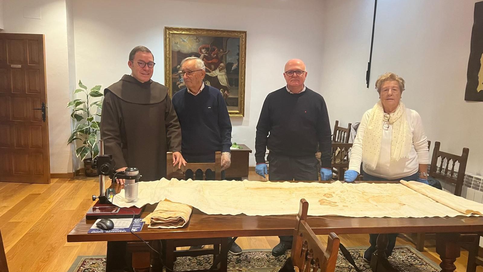 El Centro Nacional de Sindonología estudia los lienzos hallados en el sepulcro de Santa Teresa en Alba