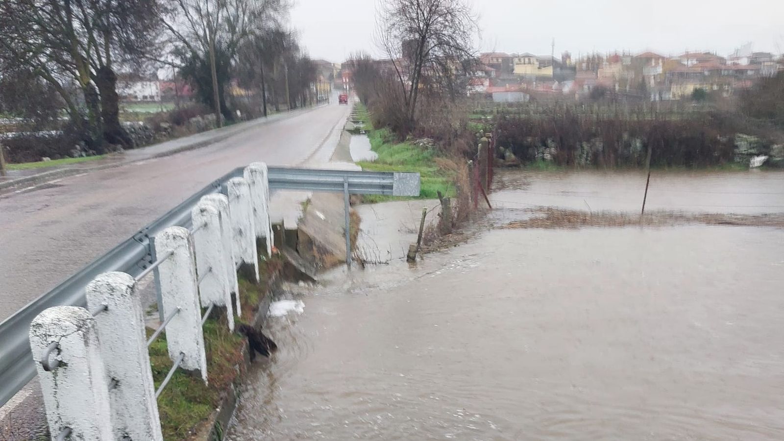 El río Huebra a punto de desbordarse a su paso por el Cubo de Don Sancho