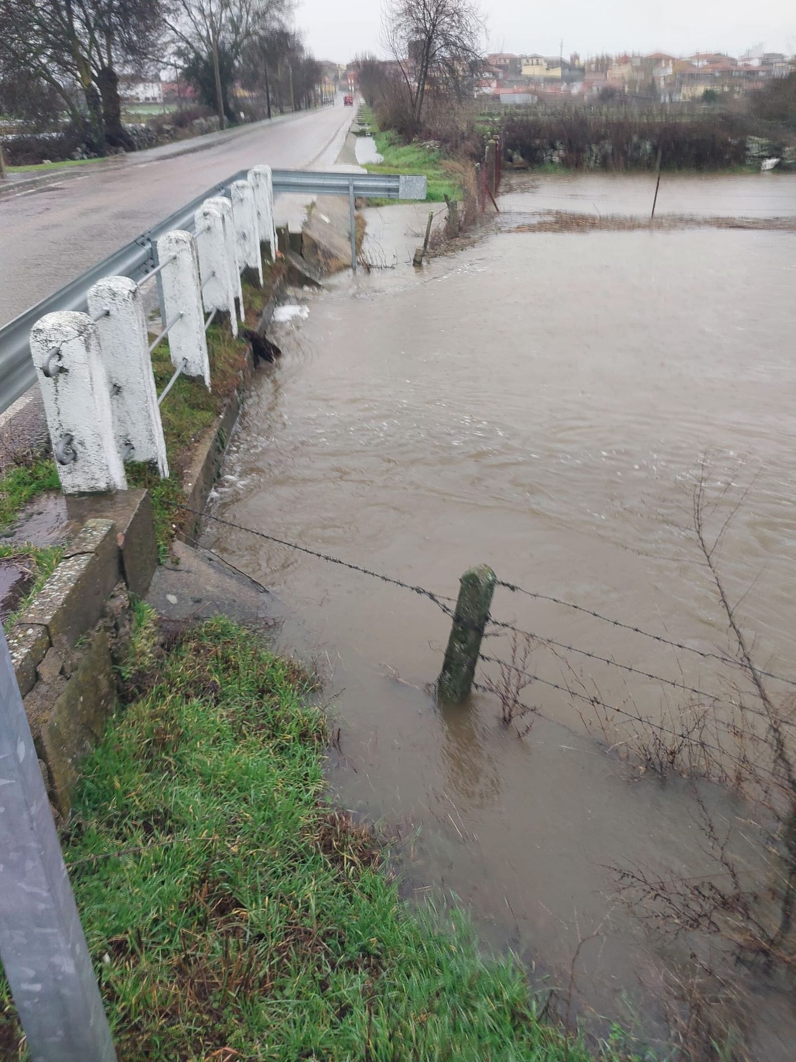 El río Huebra a punto de desbordarse a su paso por el Cubo de Don Sancho