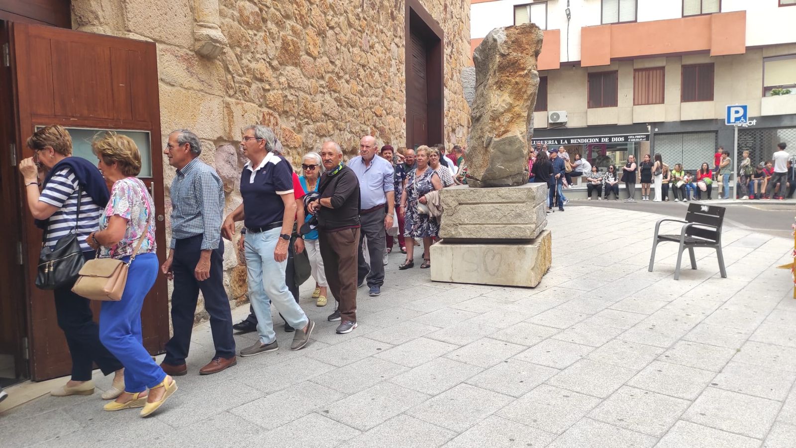 Colas en la Alhóndiga para recoger las pañoletas de San Pedro