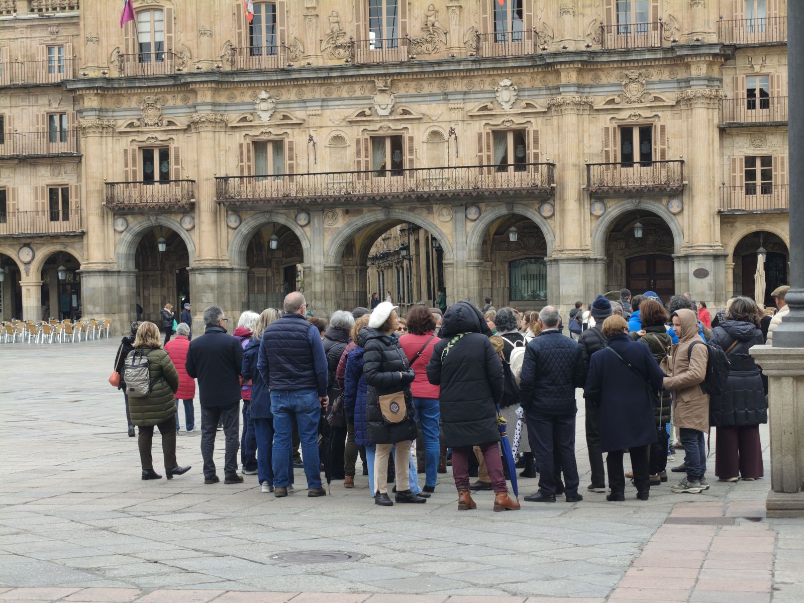 Gente y turistas paseando y haciendo turismo por Salamanca