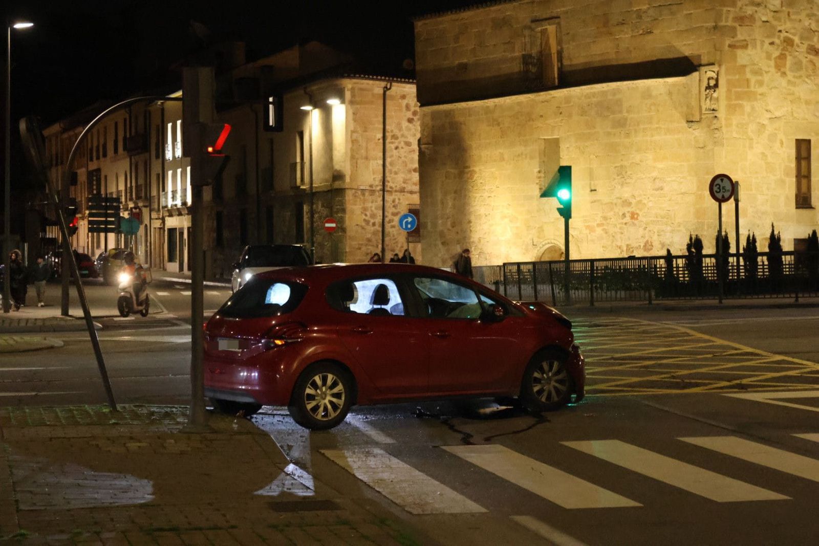 Turismo accidentado en el cruce avenida Reyes de España