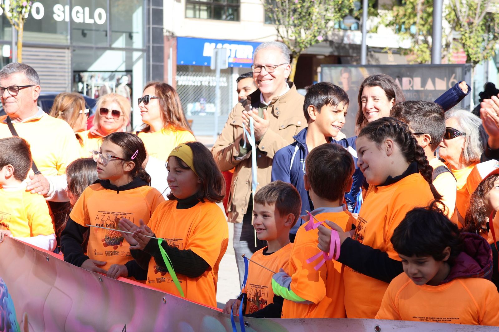 GALERÍA | El centro de Zamora se tiñe de naranja para visibilizar el TDAH