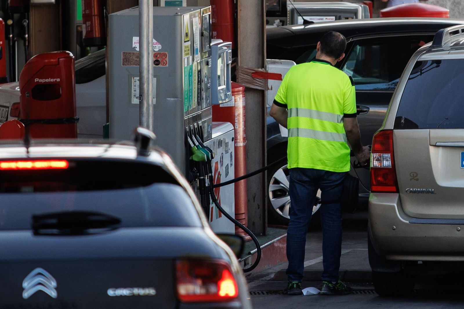 Un hombre echa carburante a su vehículo en una gasolinera. Alejandro Martínez Vélez   Europa Press   Archivo