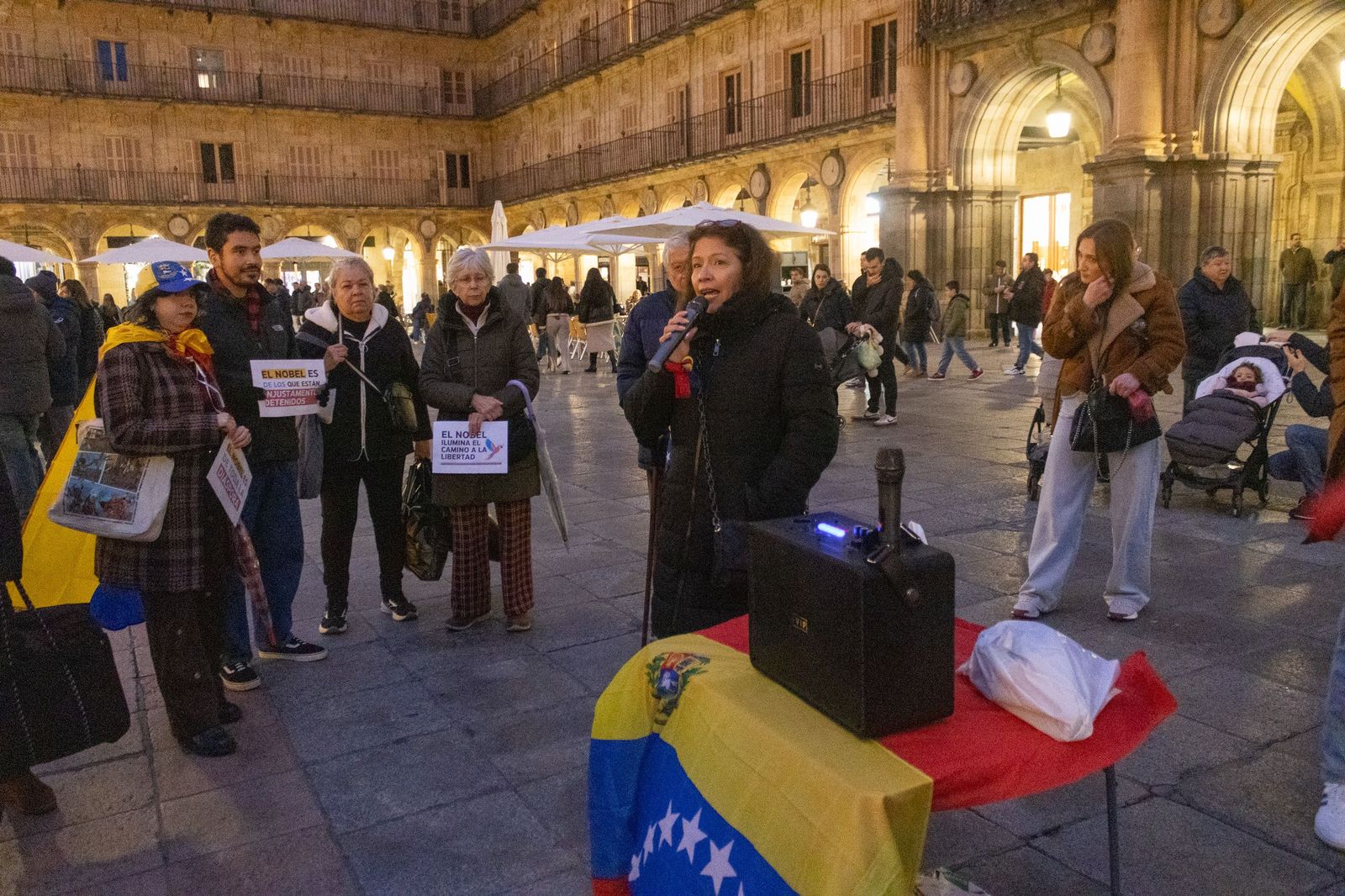 Concentración por la paz en Venezuela en la Plaza Mayor de Salamanca.