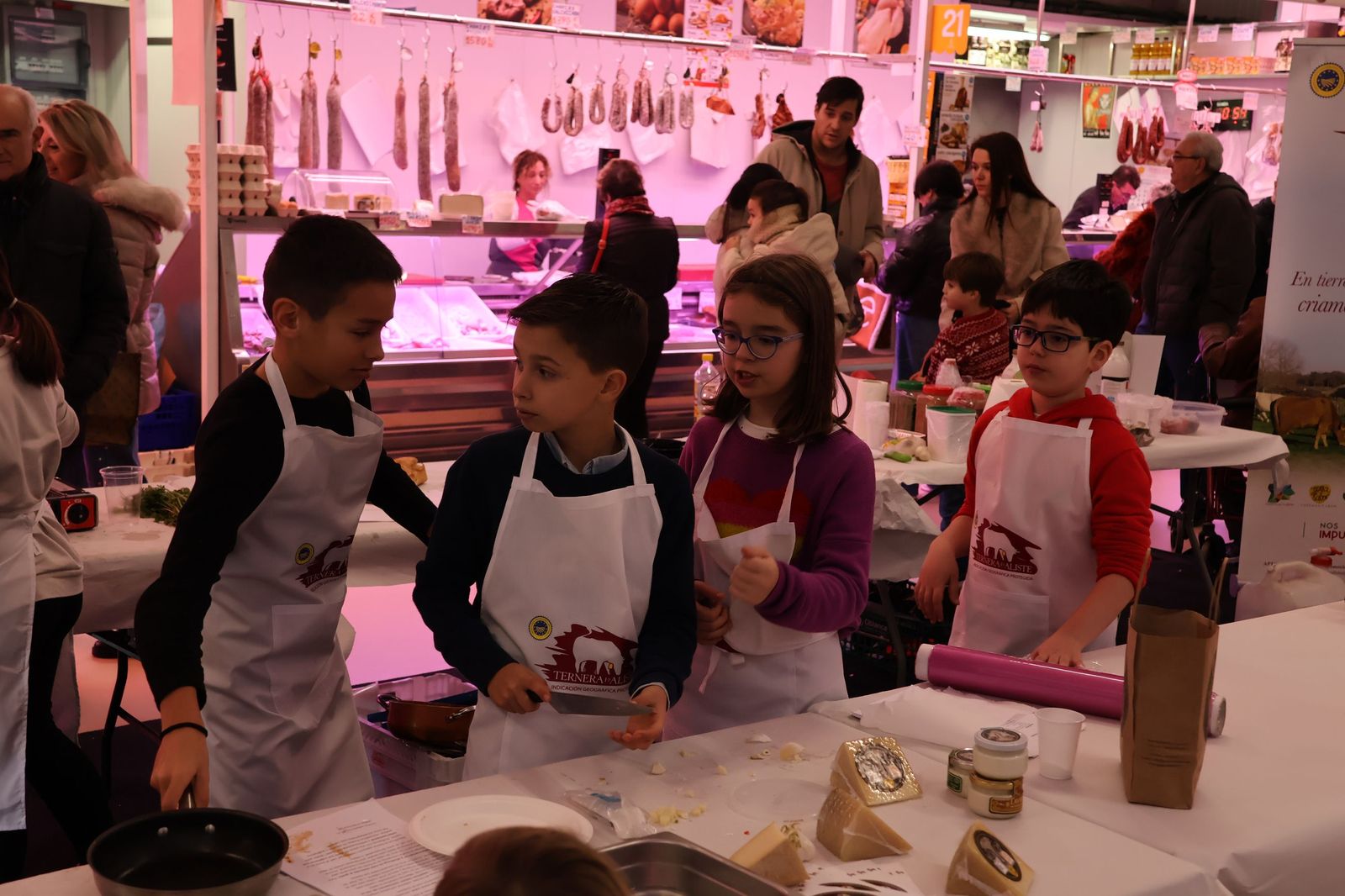 GALERÍA | Los niños descubren la gastronomía local mientras se divierten cocinando