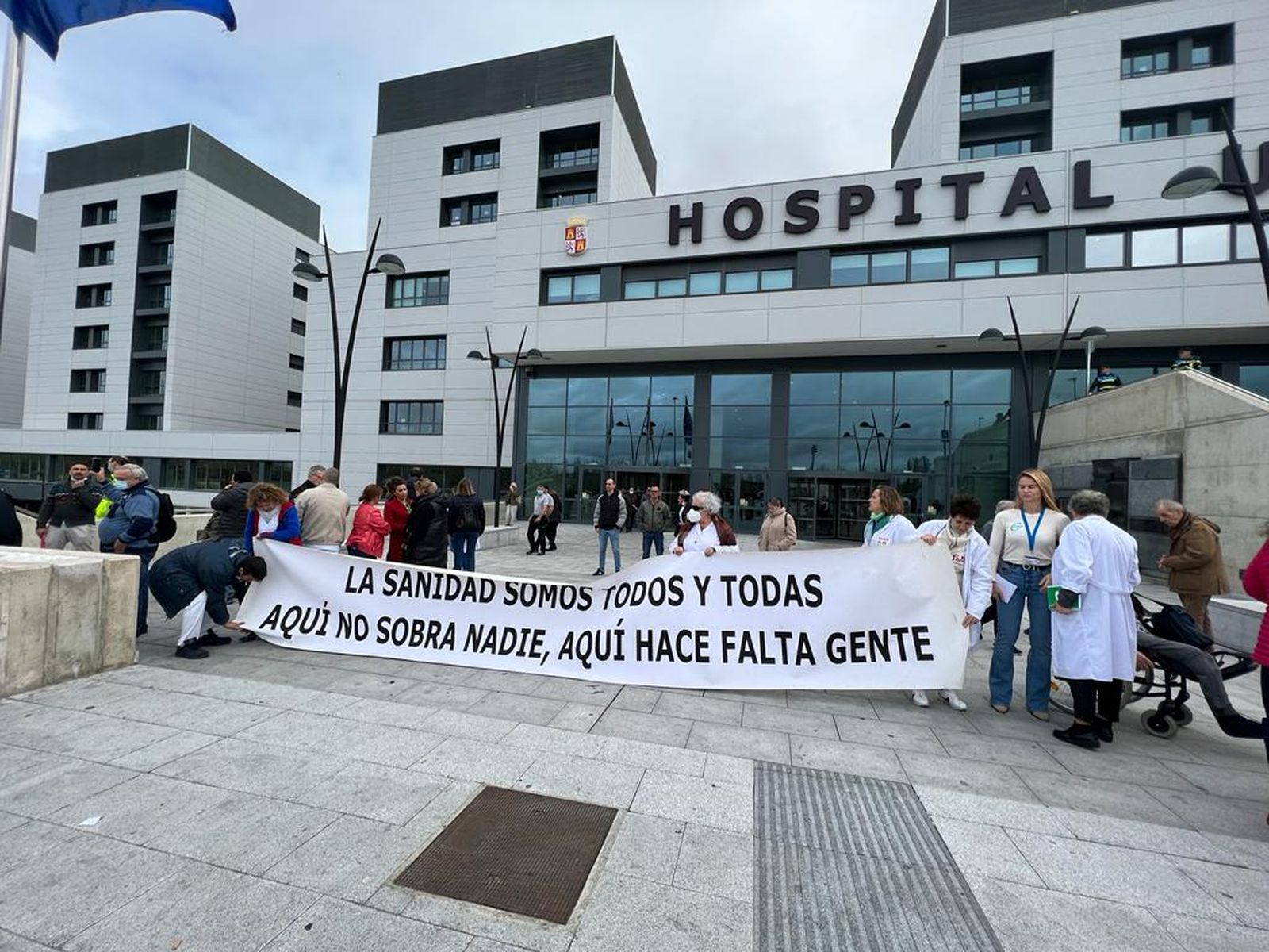 concentracion-de-los-trabajadores-de-mantenimiento-por-la-privatizacion-del-servicio-en-el-hospital-de-salamanca-fotos-s24h-4