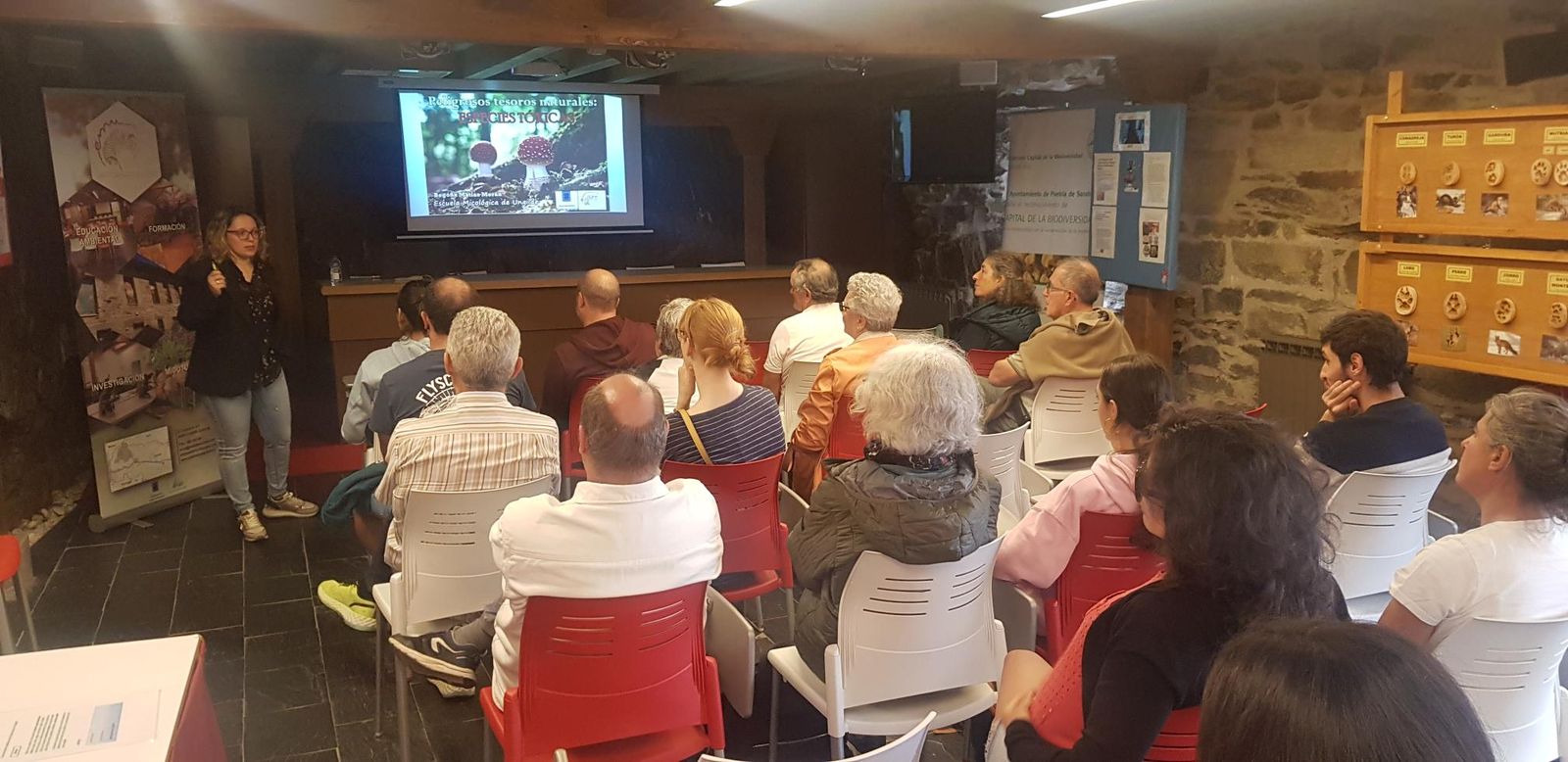 Los vecinos de Puebla de Sanabria se forman en el ámbito de la micología. Archivo.