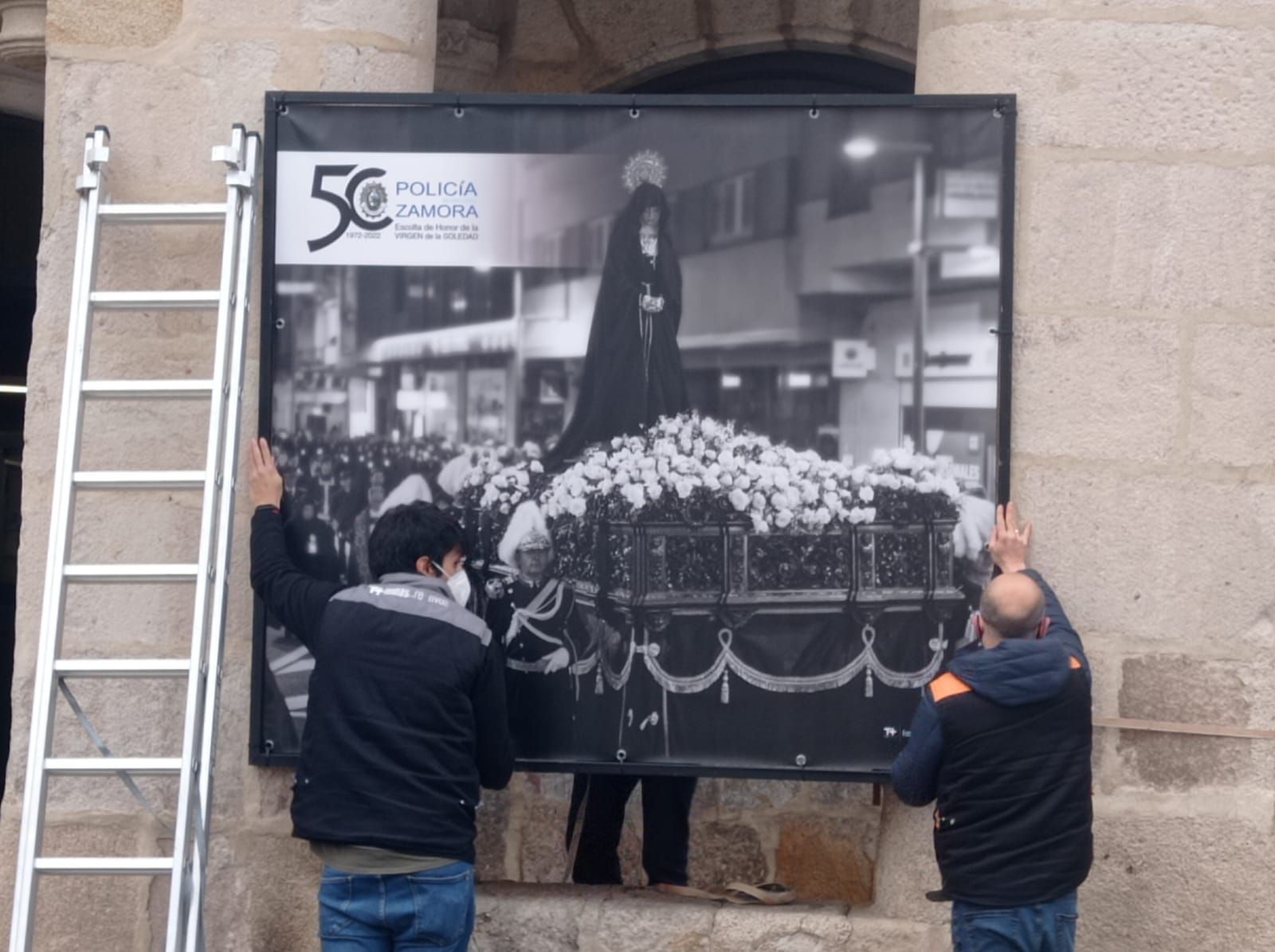 colocacion-de-la-foto-en-homenaje-a-la-policia-municipal