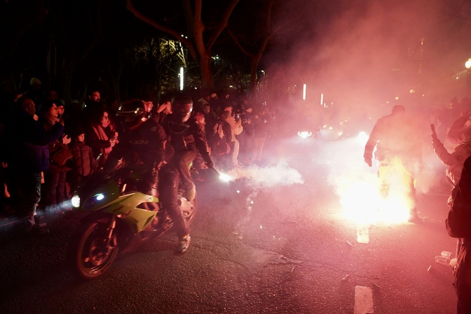 Miriam Chacón / ICAL . Desfile de antorchas de la Concentración Motorista Invernal Pingüinos 2026 en homenaje a los motoristas fallecidos.