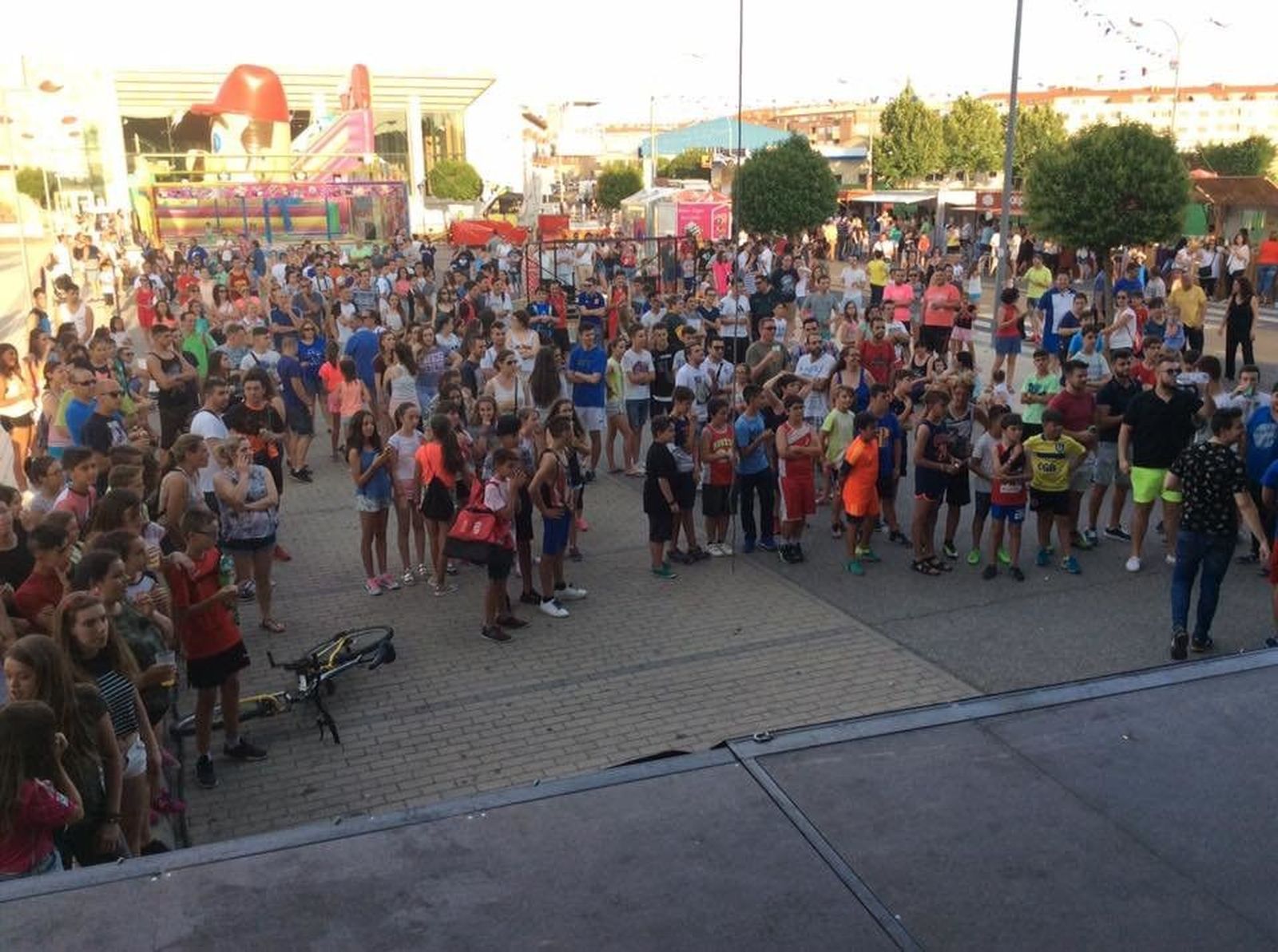 Fiestas en Villares de la Reina: reparto de camisetas
