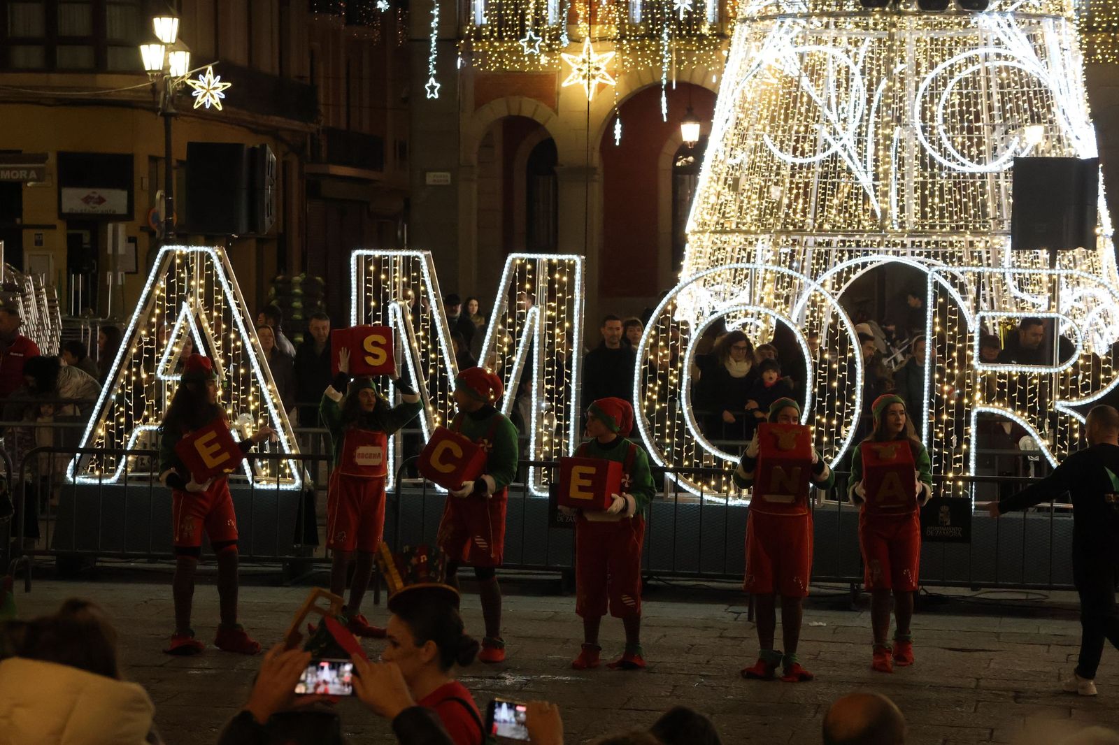 GALERÍA | El animado pasacalles de Escena por el centro de Zamora, en imágenes