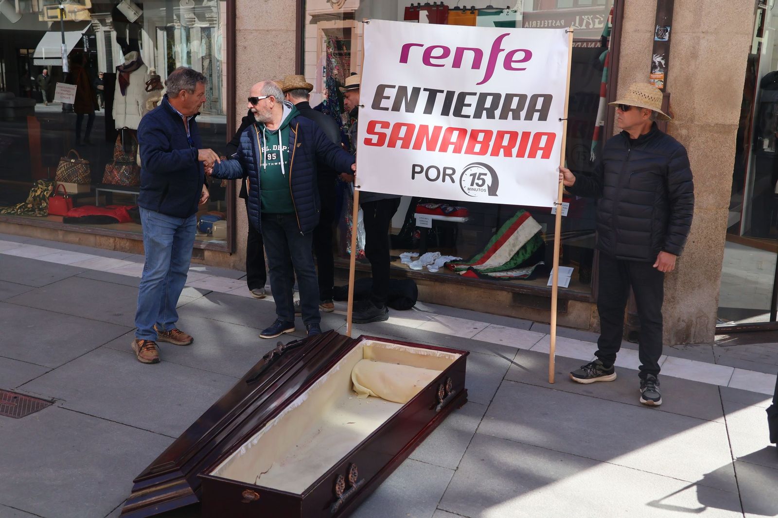 GALERÍA | La simbólica reivindicación 'Renfe entierra Sanabria' llega al centro de Zamora