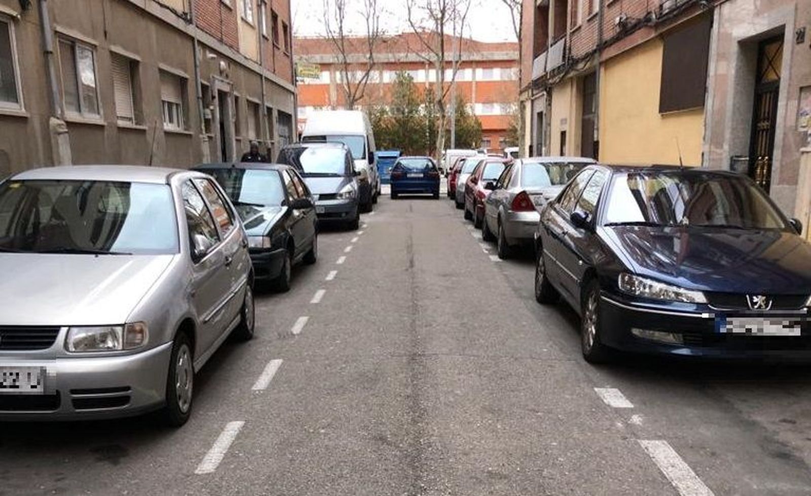 Afluencia de coches aparcados en la calle Obispo Ramírez de Villaescusa