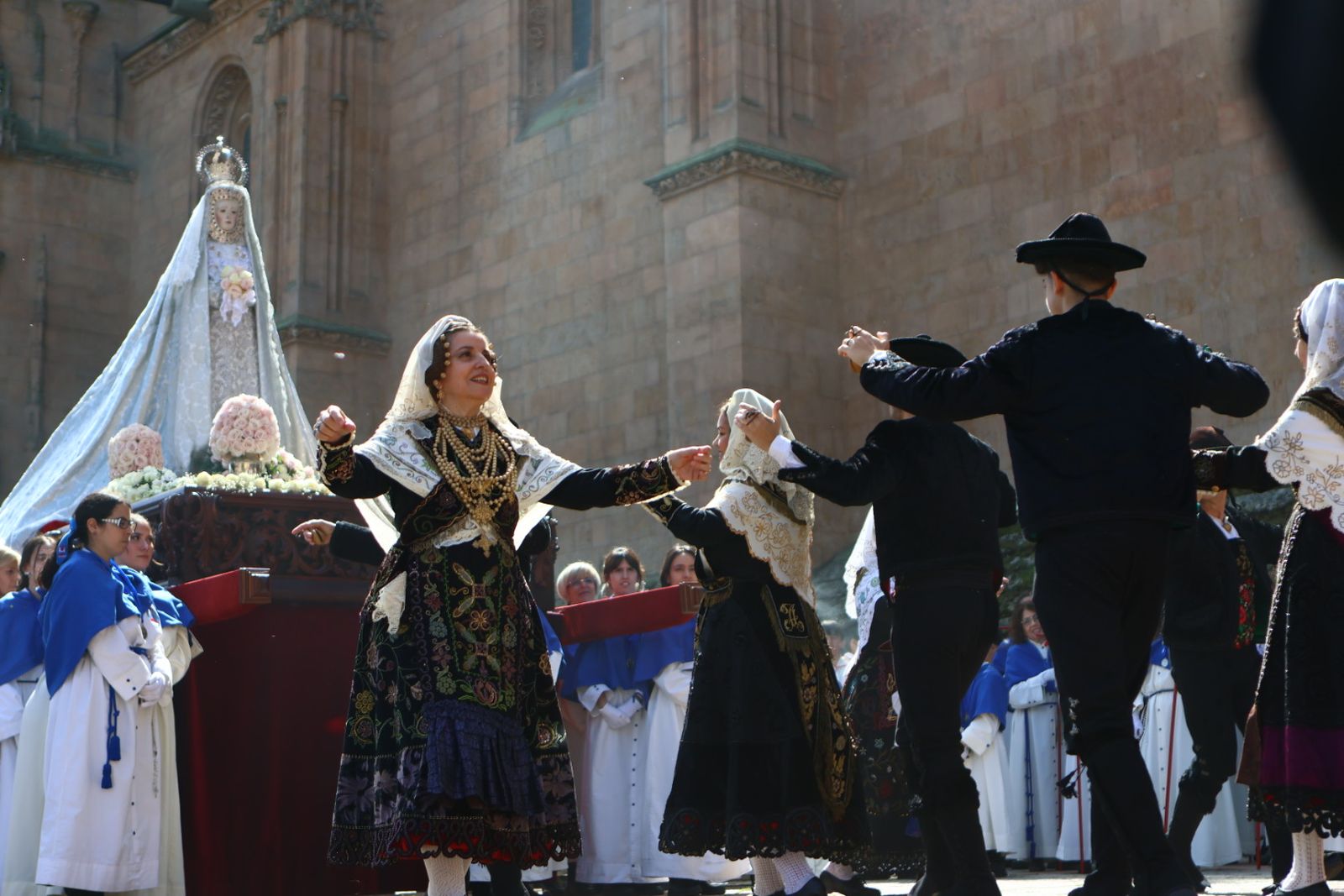 Procesión del encuentro de Nuestra Señora de la Alegría y Jesús Resucitado en el Domingo de Resurrección en Salamanca