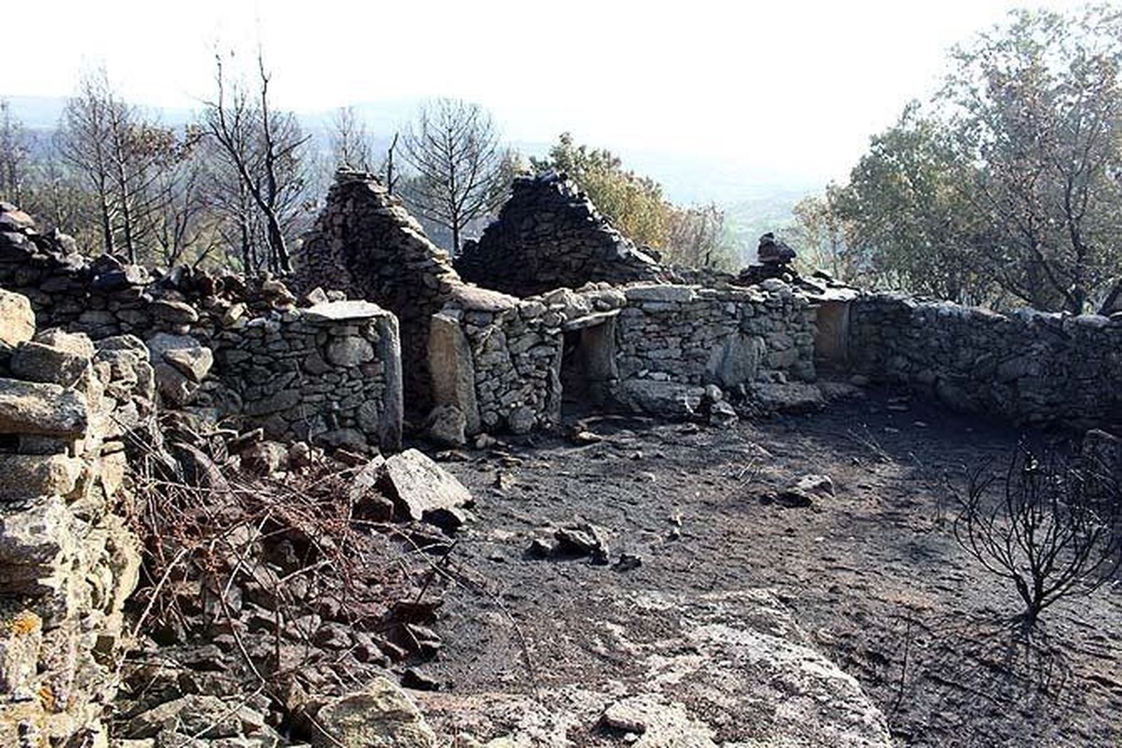 El fuego devasta los tradicionales corrales de Navalosa