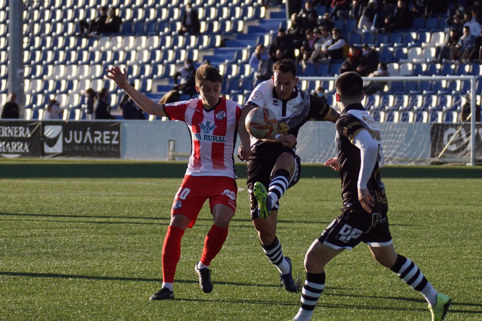 Acosta despeja ante Luque | FOTO SALAMANCA24HORAS.COM