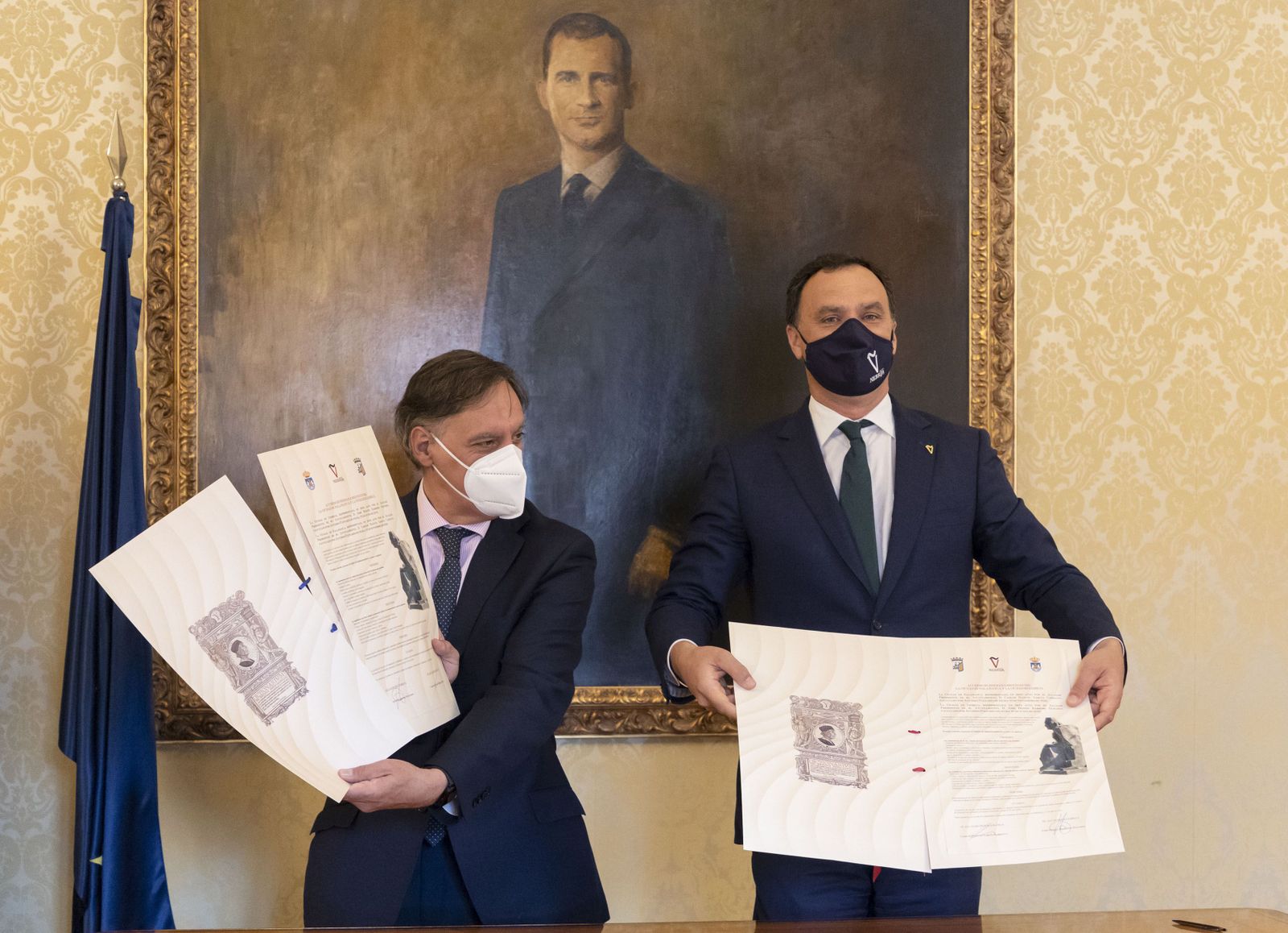 Los alcaldes de Salamanca y Lebrija tras la firma del documento de hermanamiento. Foto ICAL