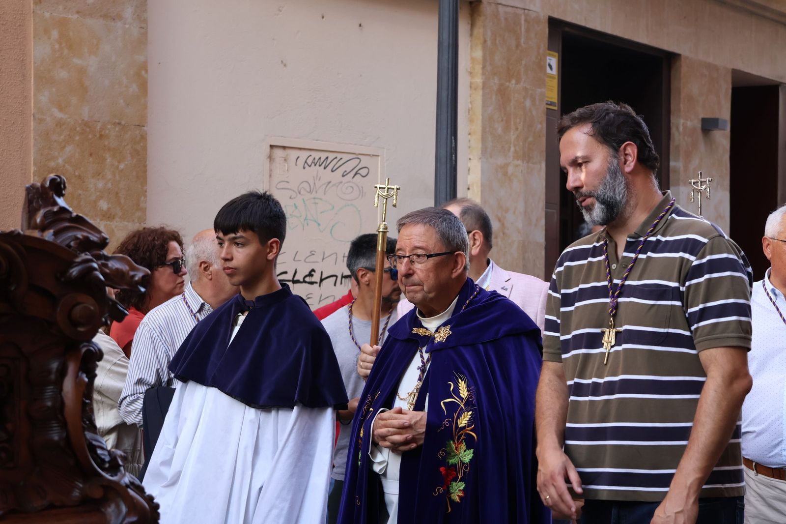 La Exaltación de la Cruz procesiona por las calles de Zamora rumbo a la carpa de San Bernabé