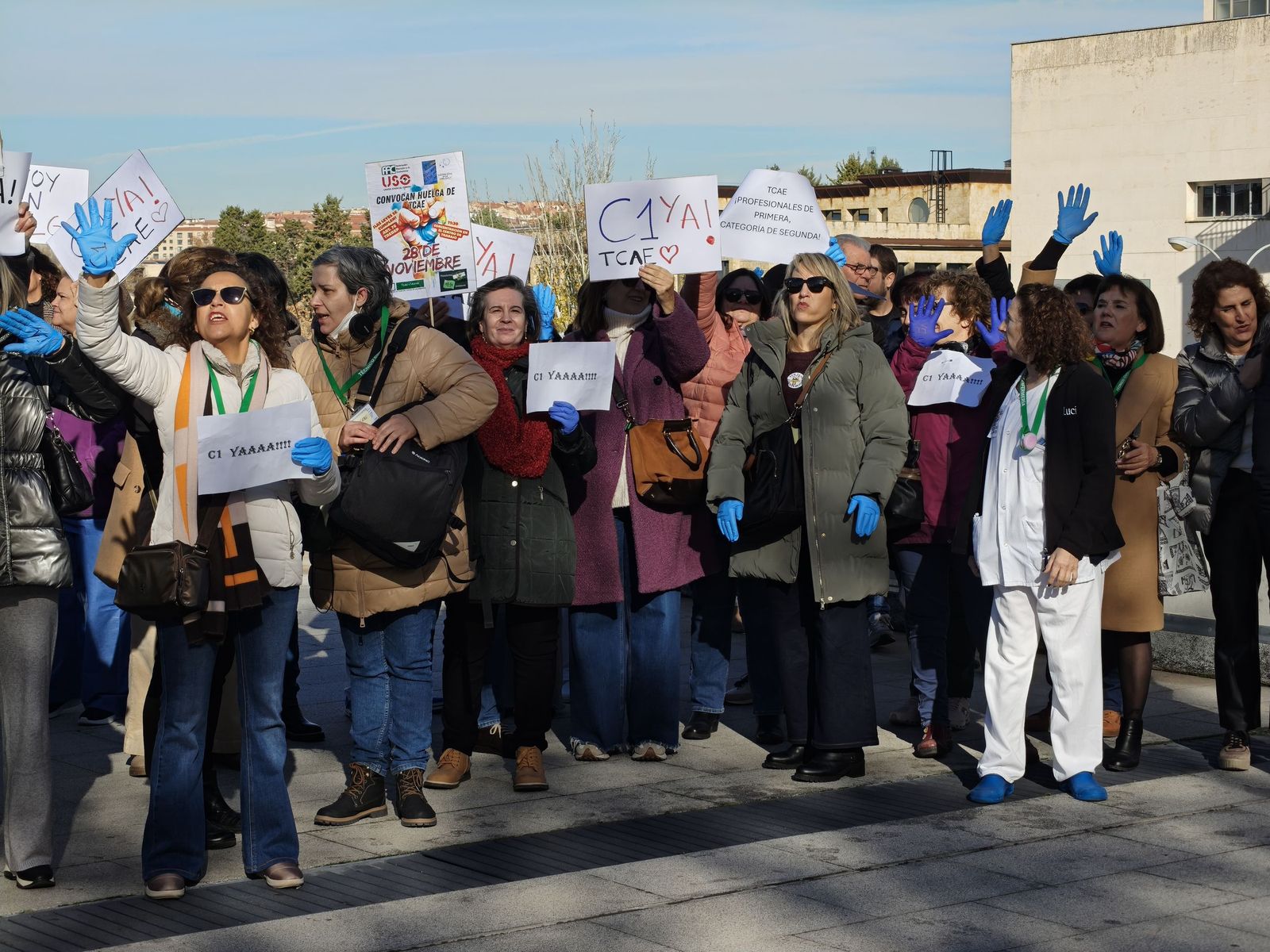 Las TCAEs de Salamanca se concentran a las puertas del hospital de Salamanca