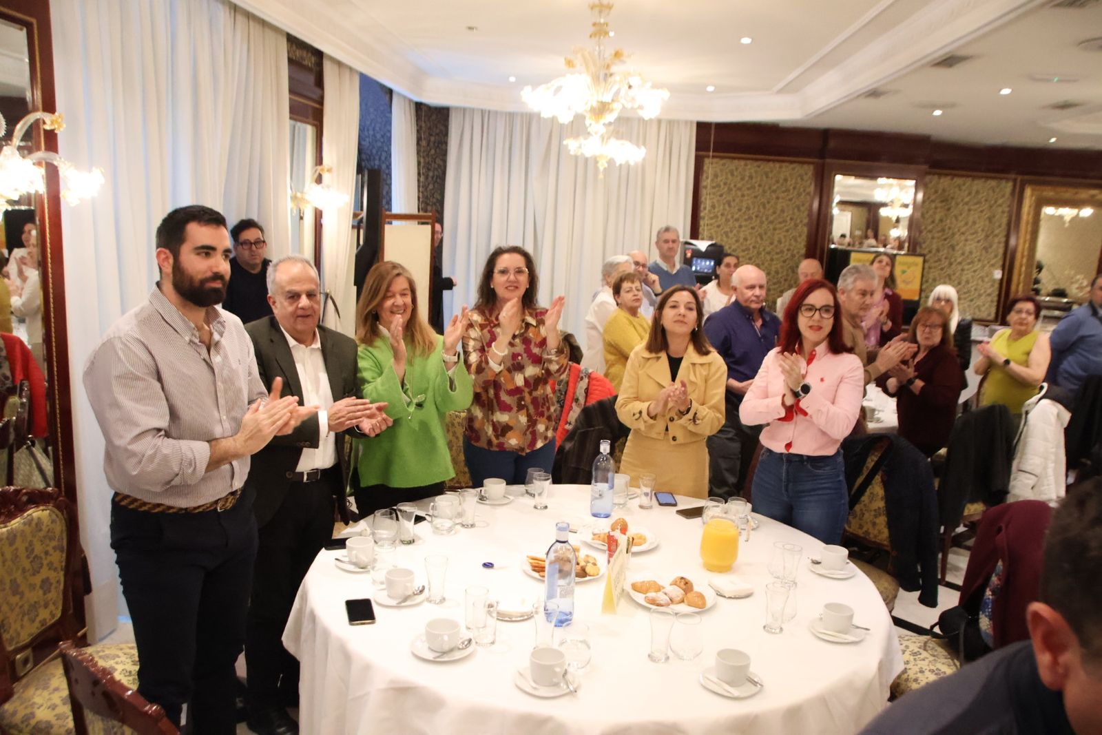 Isabel Blanco y García Carbayo participan en un encuentro con personas mayores de la ciudad
