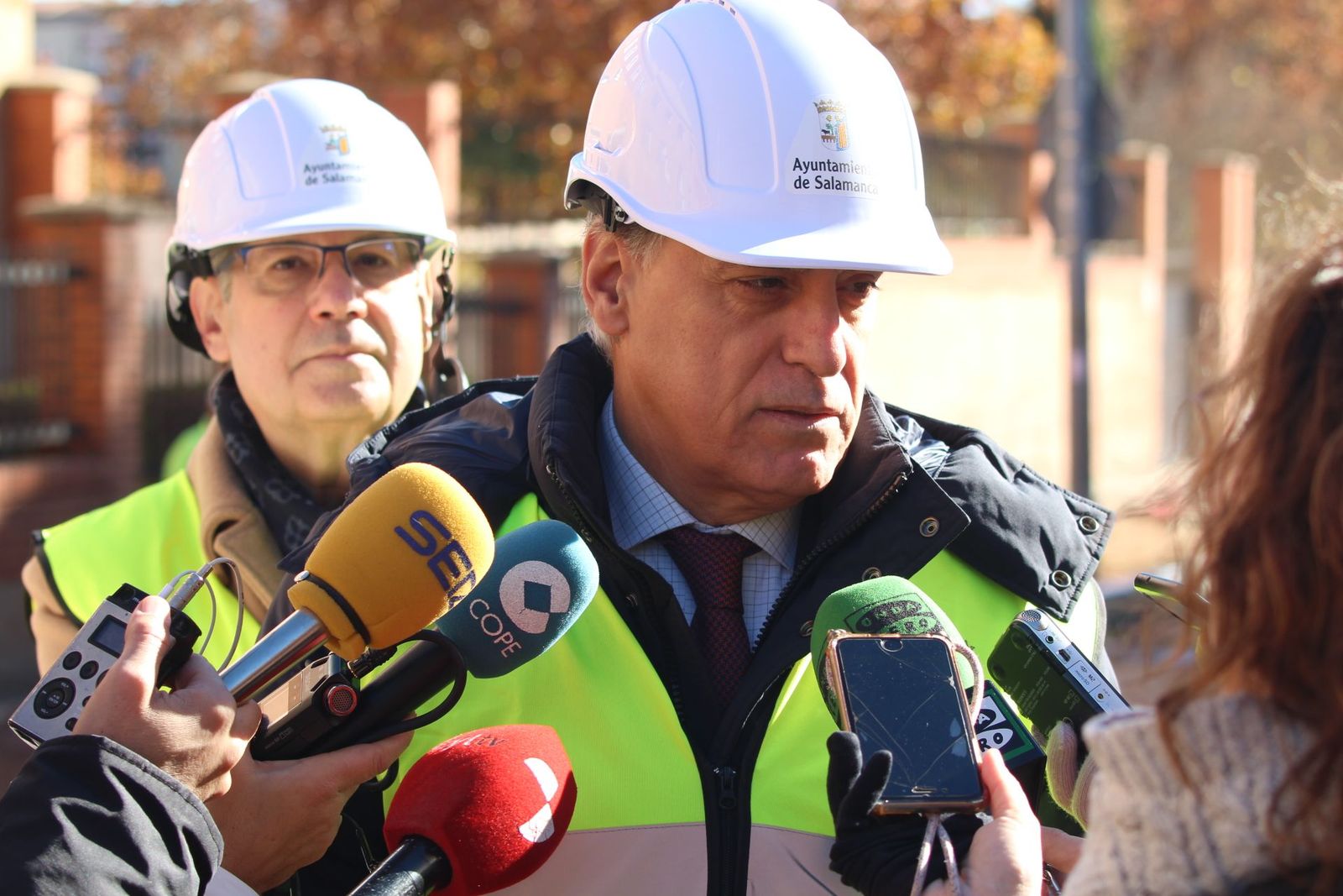 Carlos García Carbayo visita las obras de urbanización de la Carretera Ledesma