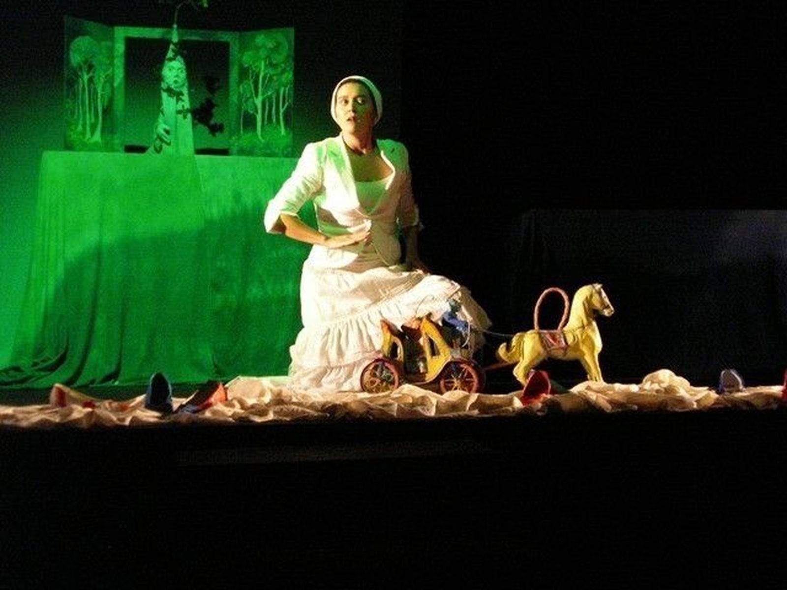 Baychimo Teatro adapta la Cenicienta a un juego de narración y títeres